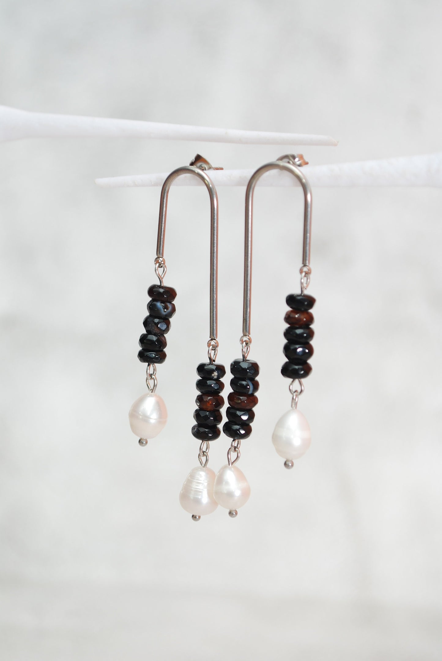 Black Agate & Freshwater Pearl Stone Beads Earrings, Stainless Steel Jewelry,  Hippie Arc Wedding, 7cm 2,75"