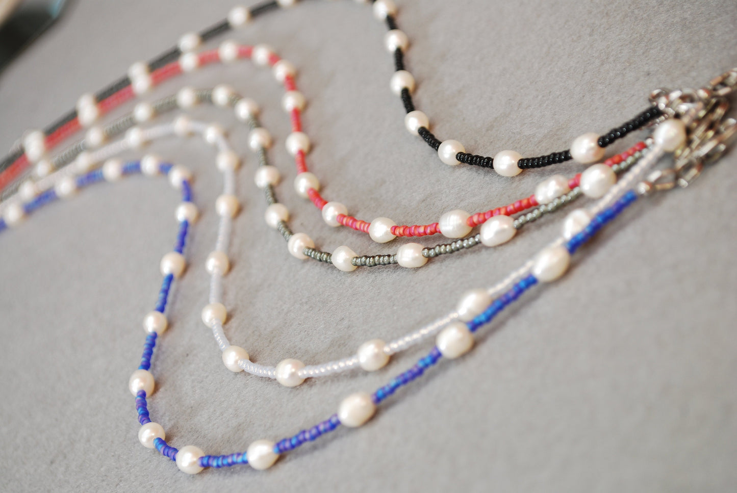 White minimalist seed beads & freshwater pearl beads choker, black - gray - white - pink - blue, 37cm 15"