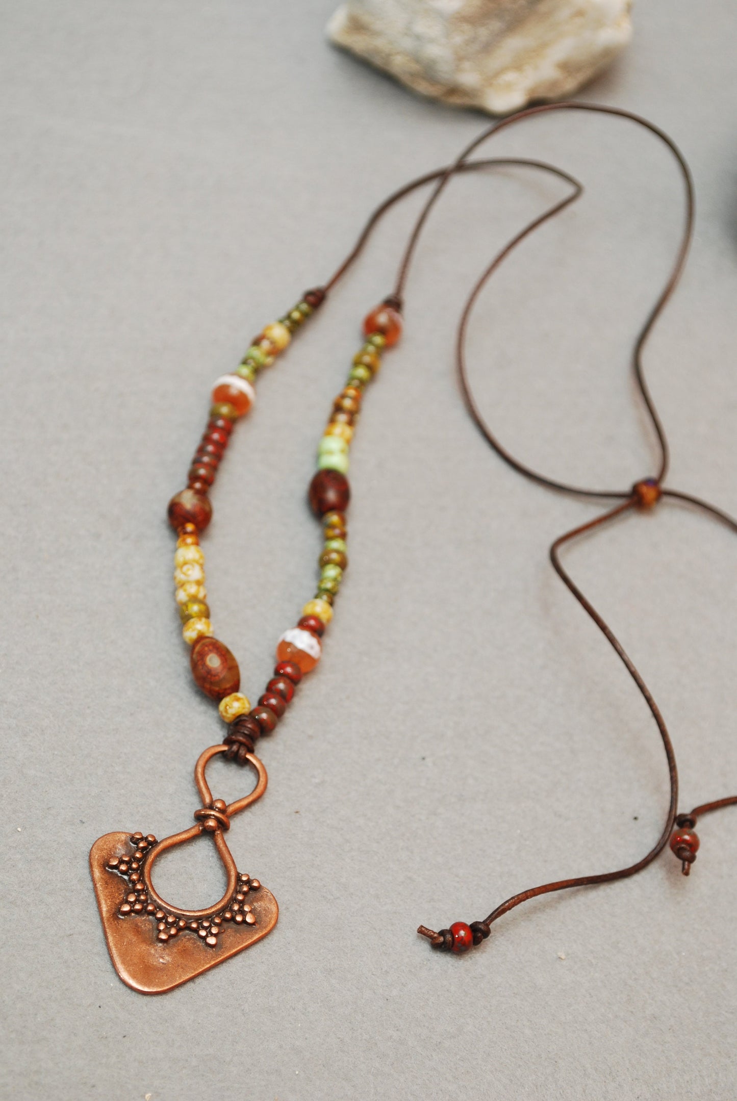 Exquisite Genuine Leather Necklace with Tibetan Agate Dzi Beads: A Unique Gift for Style and Luxury.
