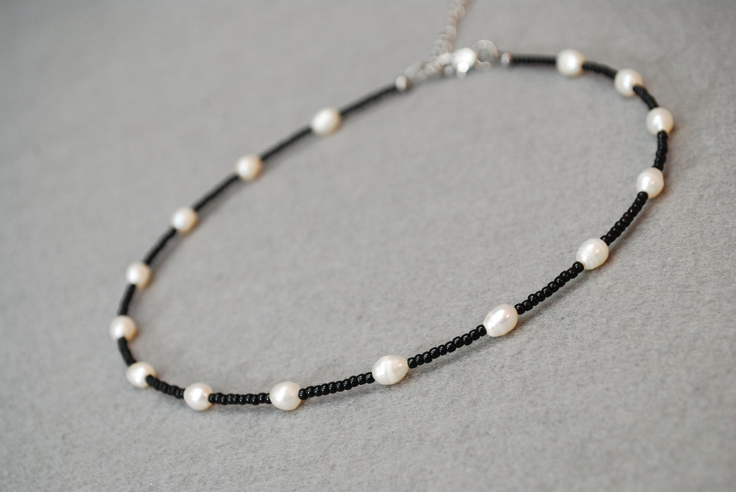 White minimalist seed beads & freshwater pearl beads choker, black - gray - white - pink - blue, 37cm 15"