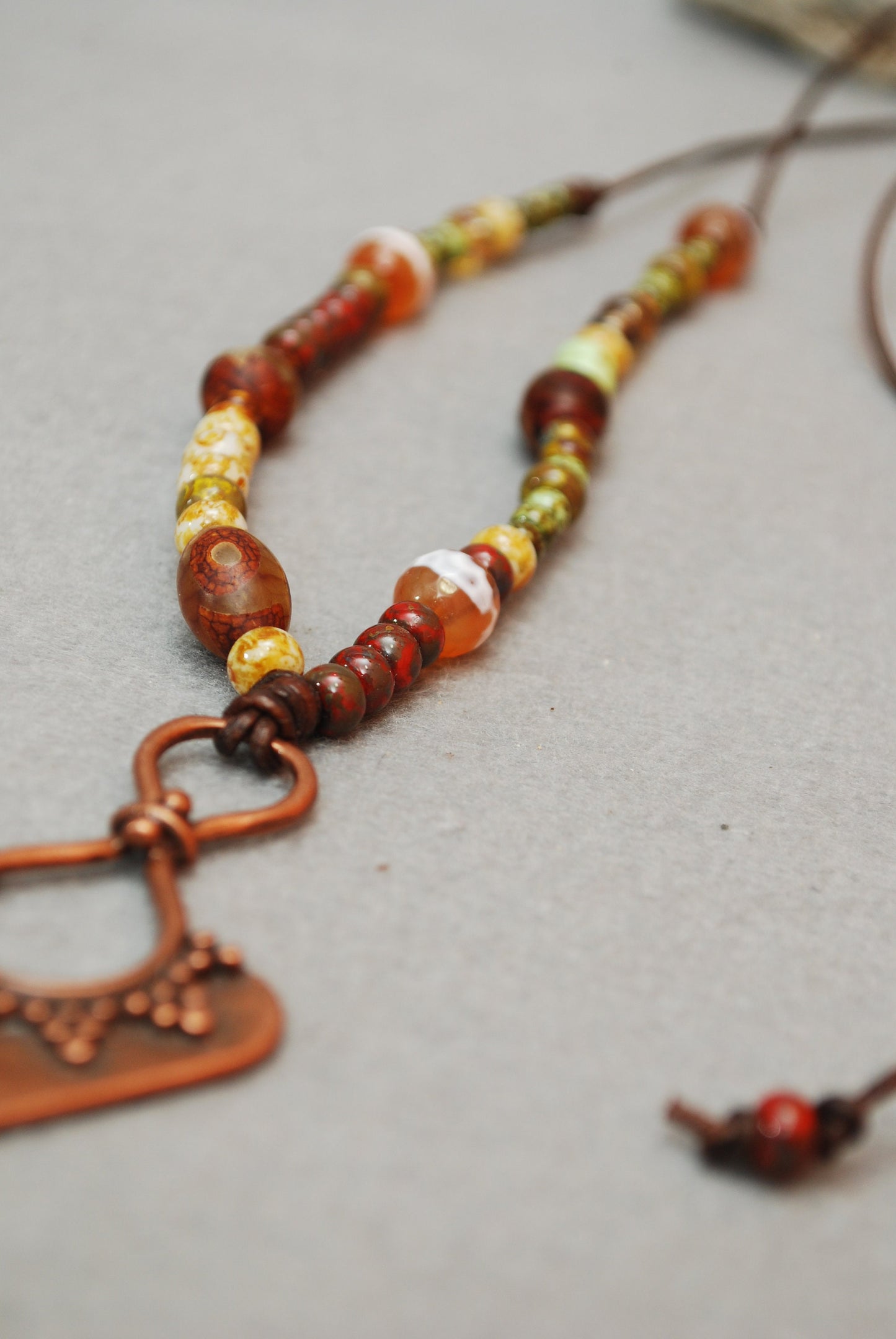 Exquisite Genuine Leather Necklace with Tibetan Agate Dzi Beads: A Unique Gift for Style and Luxury.