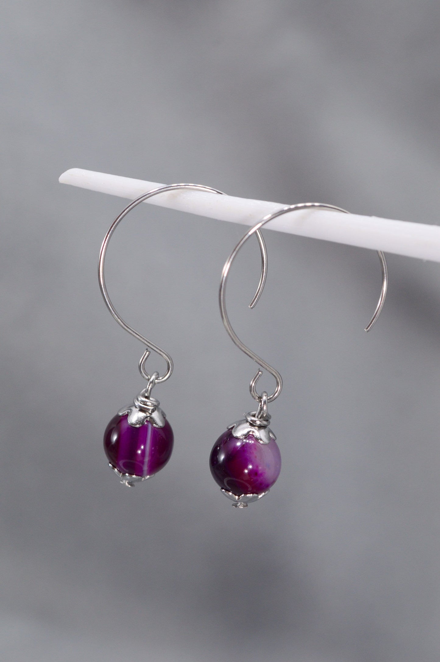 Minimalist Agate Bead Earrings: Elegant Summer Accessory. 3.5cm - 1.4". Estibela Design. Stainless steel hook.