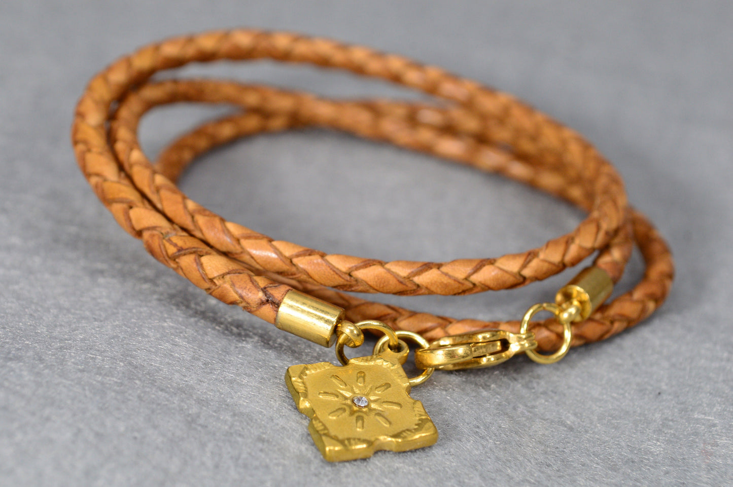 Stylish Leather Bracelet with Gold-Plated Stainless Steel by Estibela Design: Unique, Adjustable chain