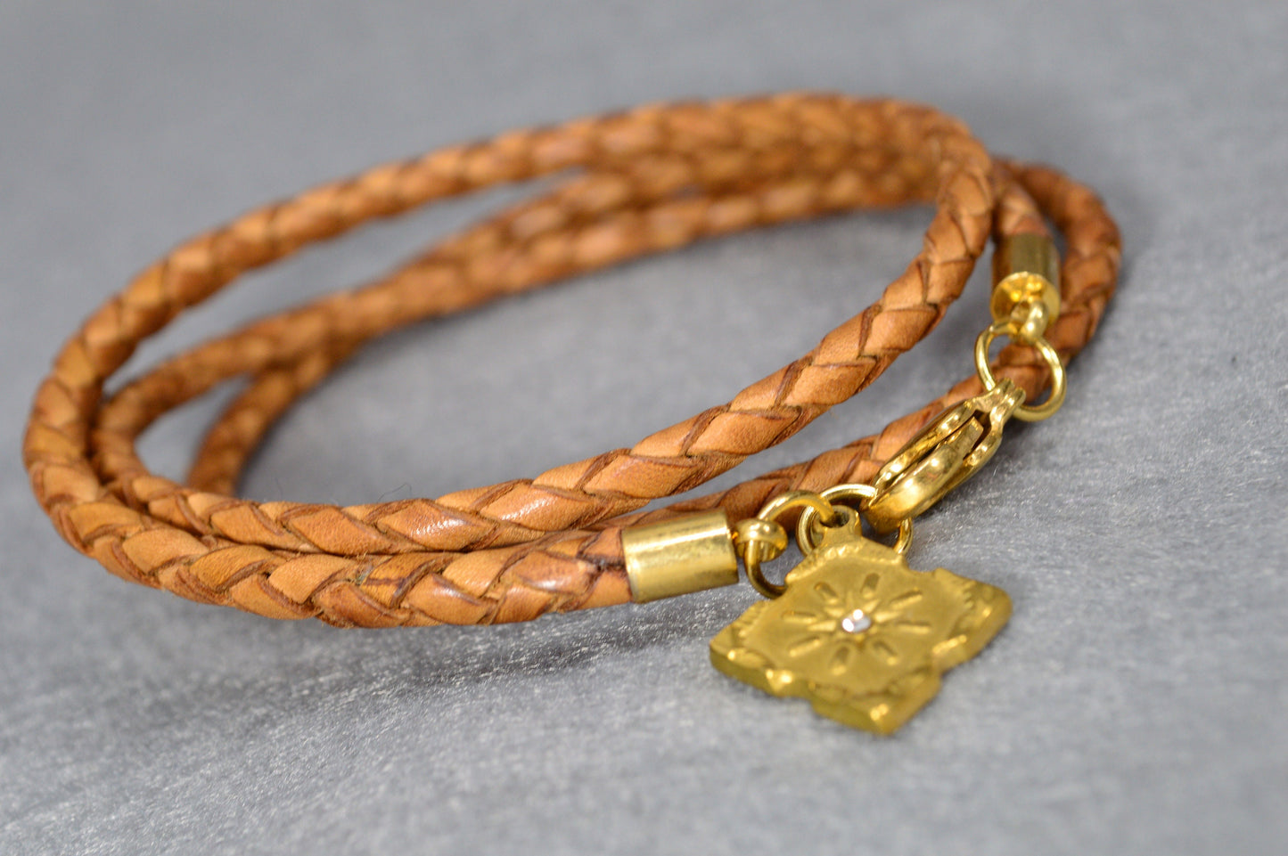 Stylish Leather Bracelet with Gold-Plated Stainless Steel by Estibela Design: Unique, Adjustable chain