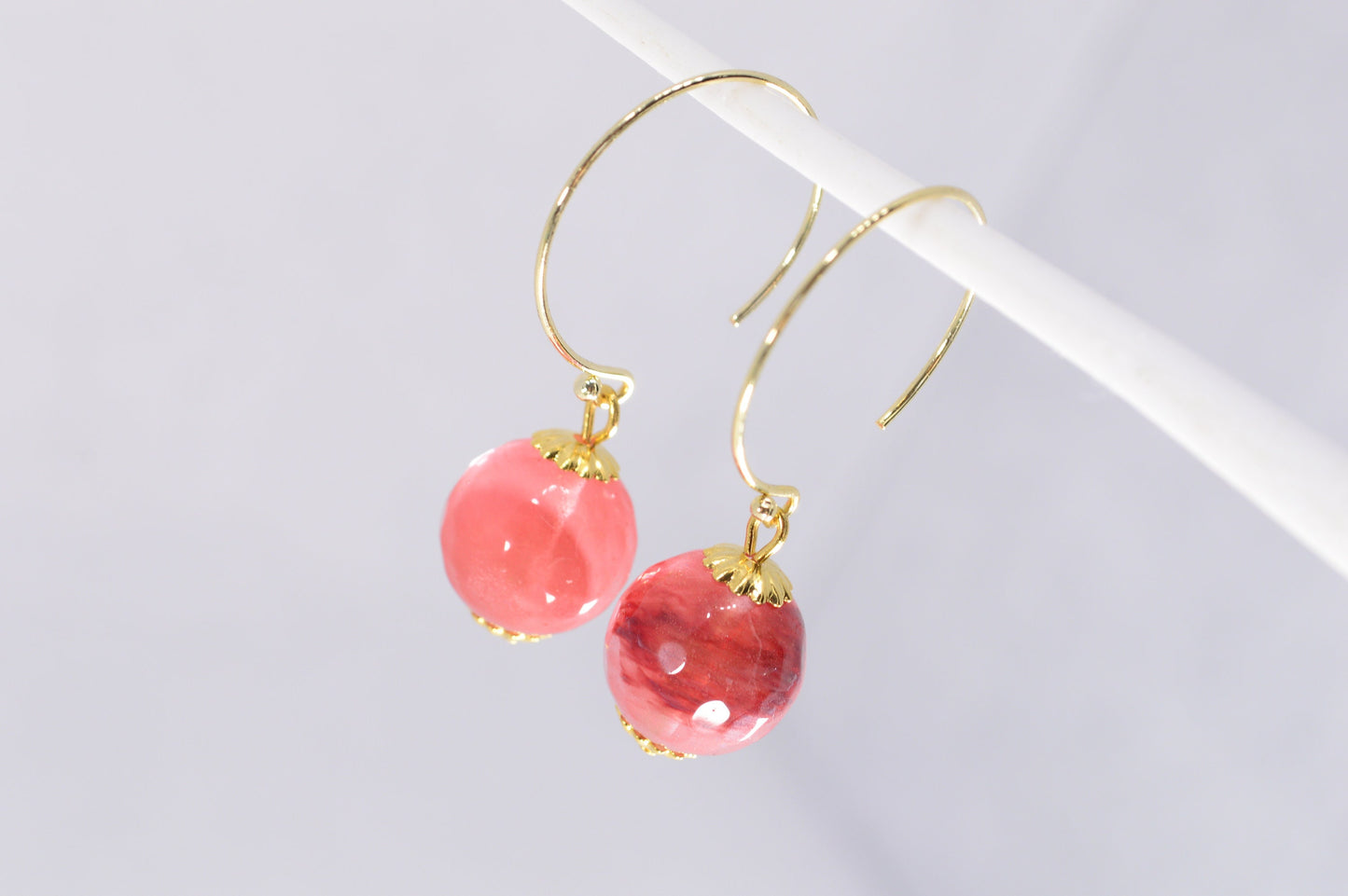 Large round earrings with natural agate. Round earrings with pink beads. Estibela design. 4cm - 1.5". Estibela Design. Stainless steel hook.