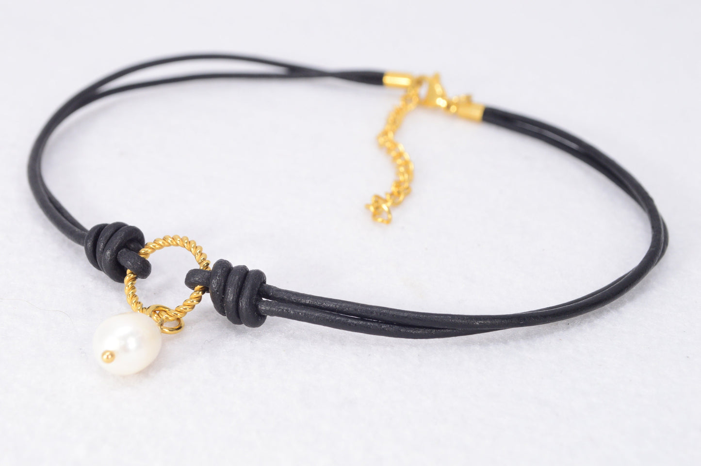 Minimalist Leather Choker with Freshwater Pearl – A Modern Classic in Silver and Gold, Estibela design, 33 cm - 13 in.