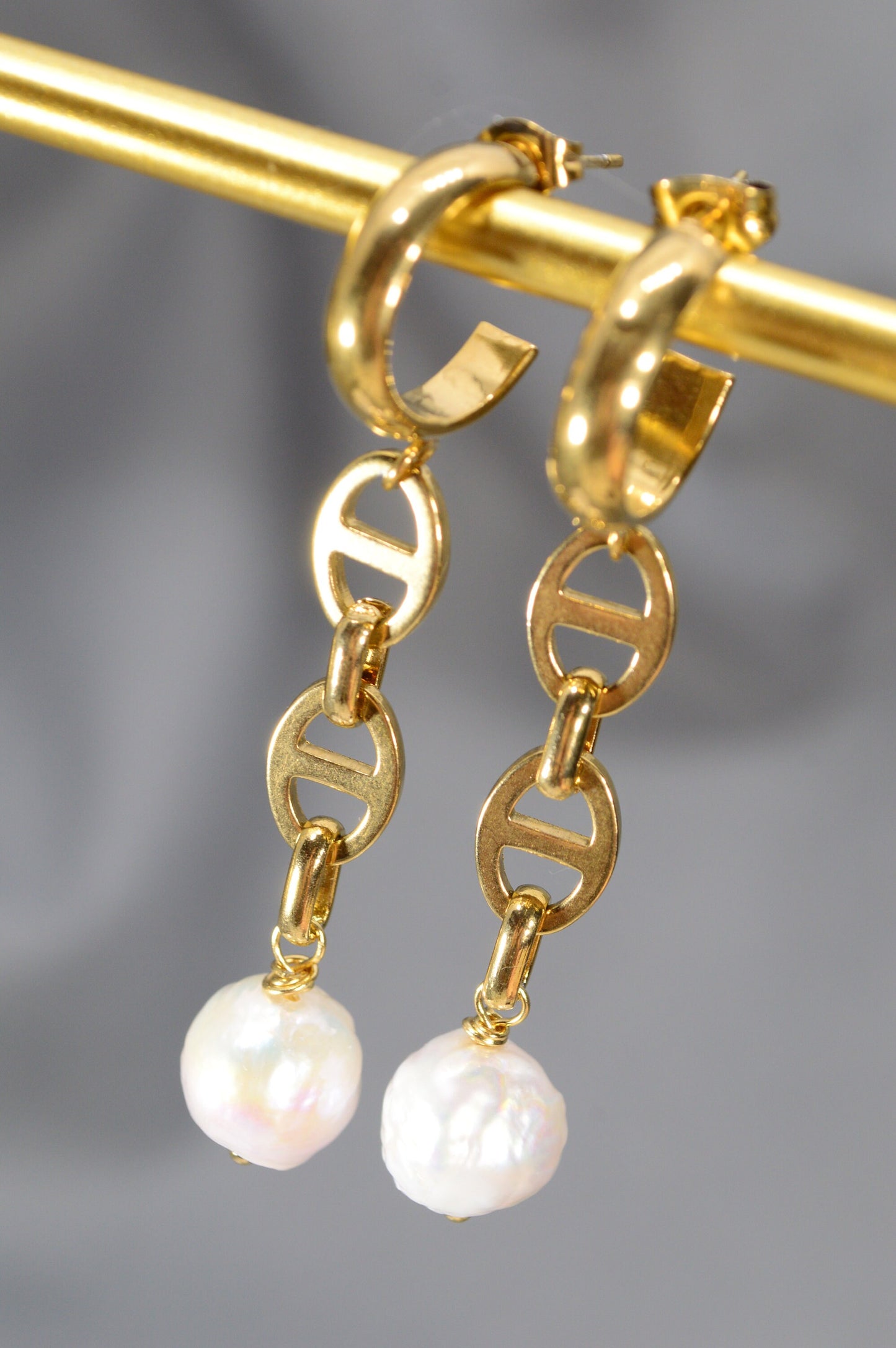 Baroque freshwater pearl earrings with unique Pig Snout Oval Chain Link. Gold stainless steel dangle earrings. Estibela. 6cm - 2.2"