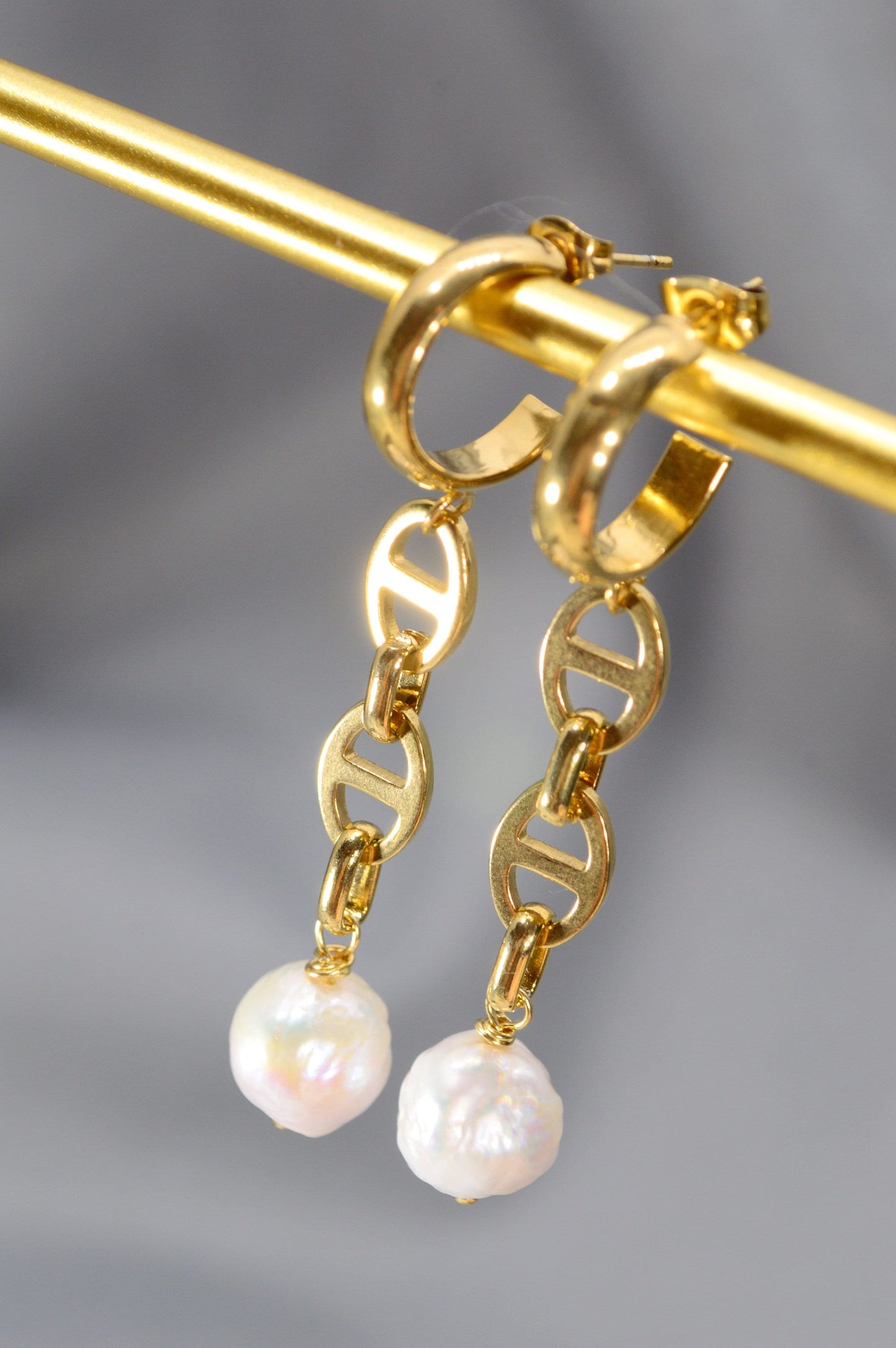 Baroque freshwater pearl earrings with unique Pig Snout Oval Chain Link. Gold stainless steel dangle earrings. Estibela. 6cm - 2.2"