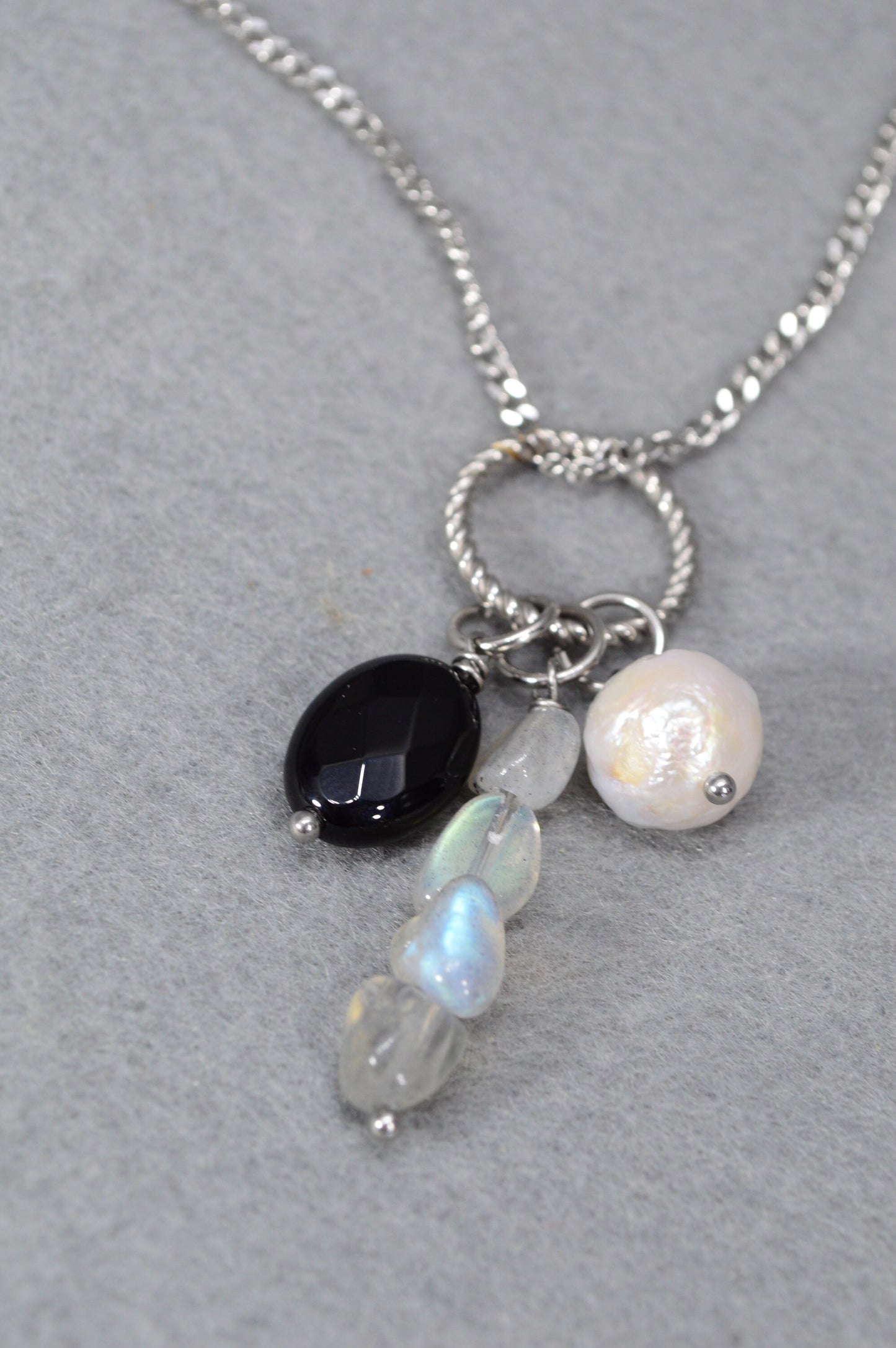 Pearl, labradorite and onyx necklace. Boho-chic styles .Labradorite and Onyx's impact on zodiac signs: Pisces, Scorpio, Leo, Cancer.