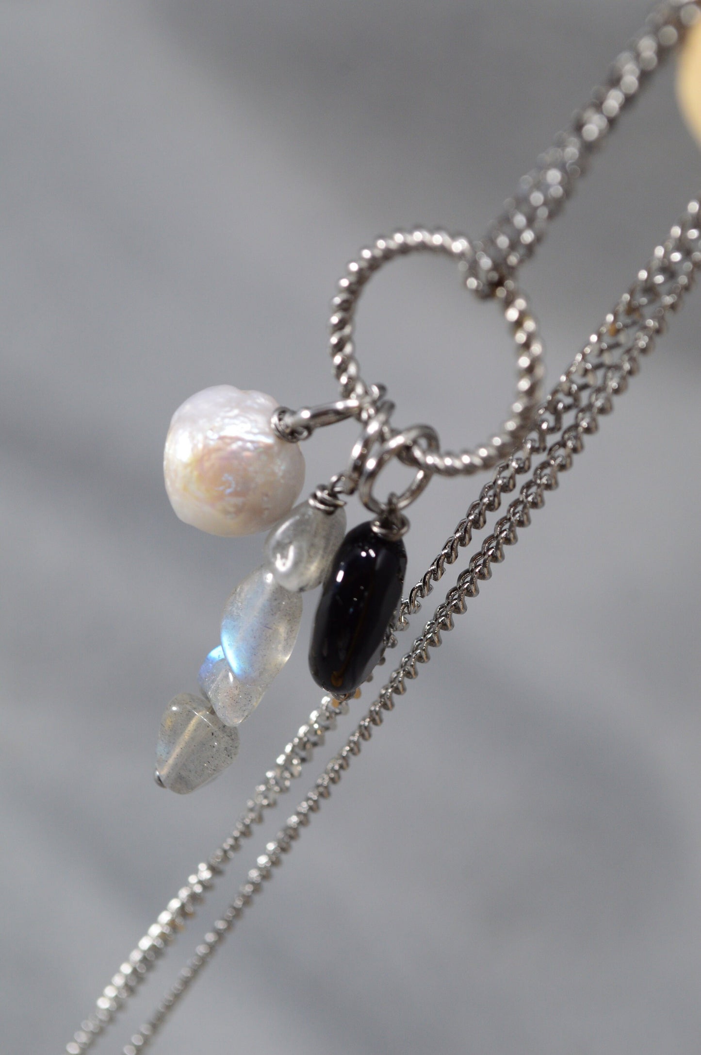 Pearl, labradorite and onyx necklace. Boho-chic styles .Labradorite and Onyx's impact on zodiac signs: Pisces, Scorpio, Leo, Cancer.