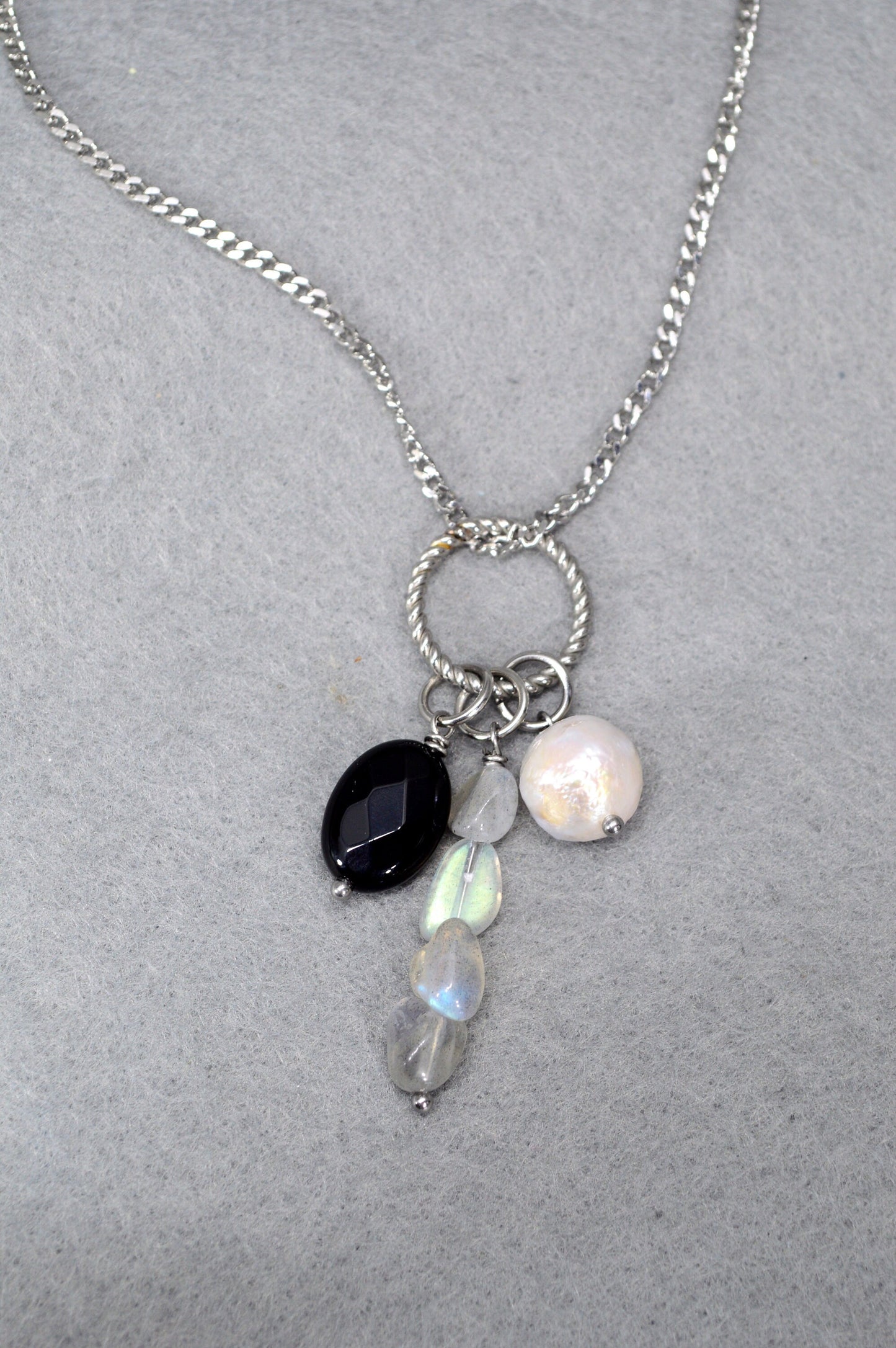 Pearl, labradorite and onyx necklace. Boho-chic styles .Labradorite and Onyx's impact on zodiac signs: Pisces, Scorpio, Leo, Cancer.