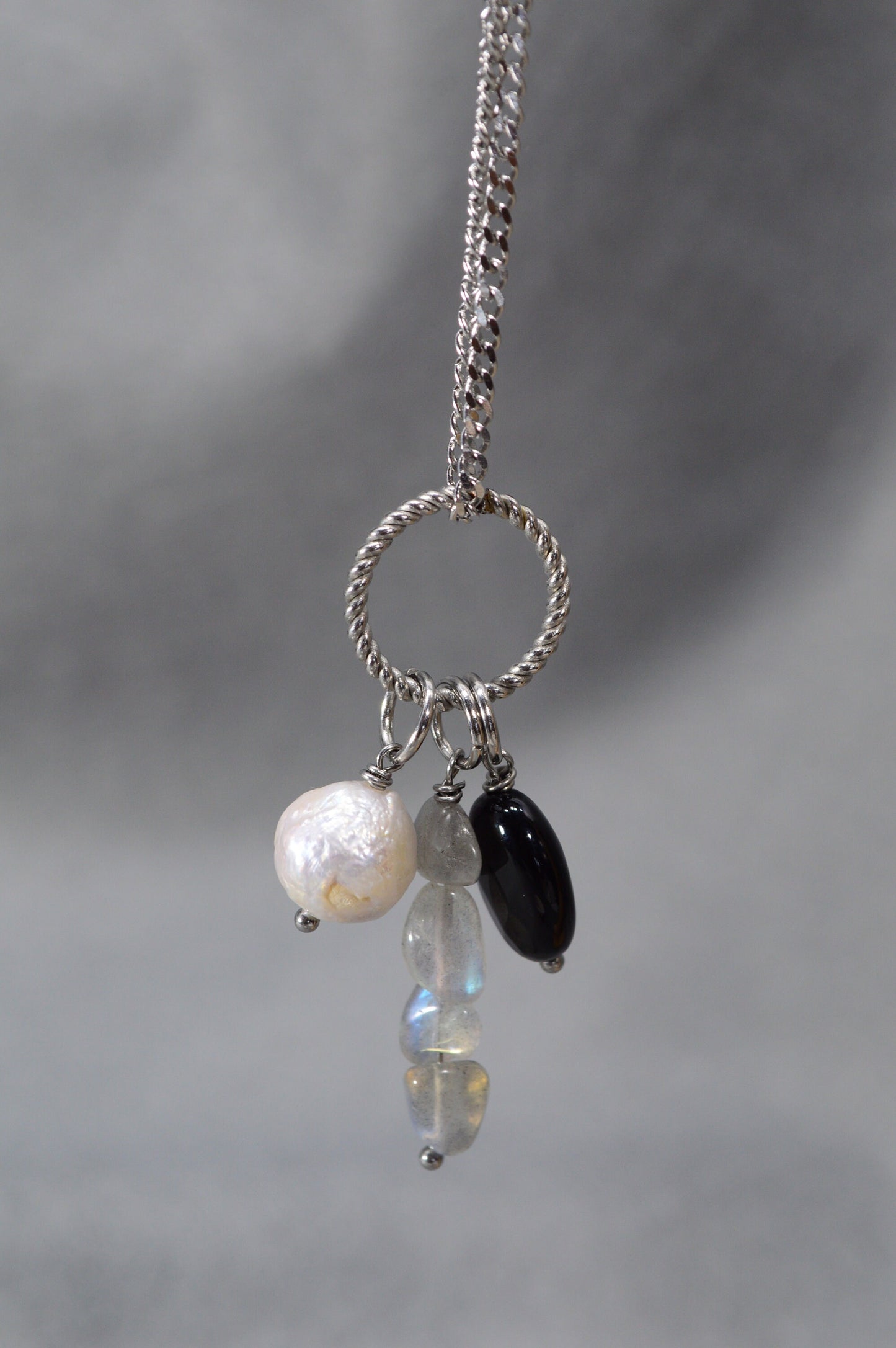 Pearl, labradorite and onyx necklace. Boho-chic styles .Labradorite and Onyx's impact on zodiac signs: Pisces, Scorpio, Leo, Cancer.