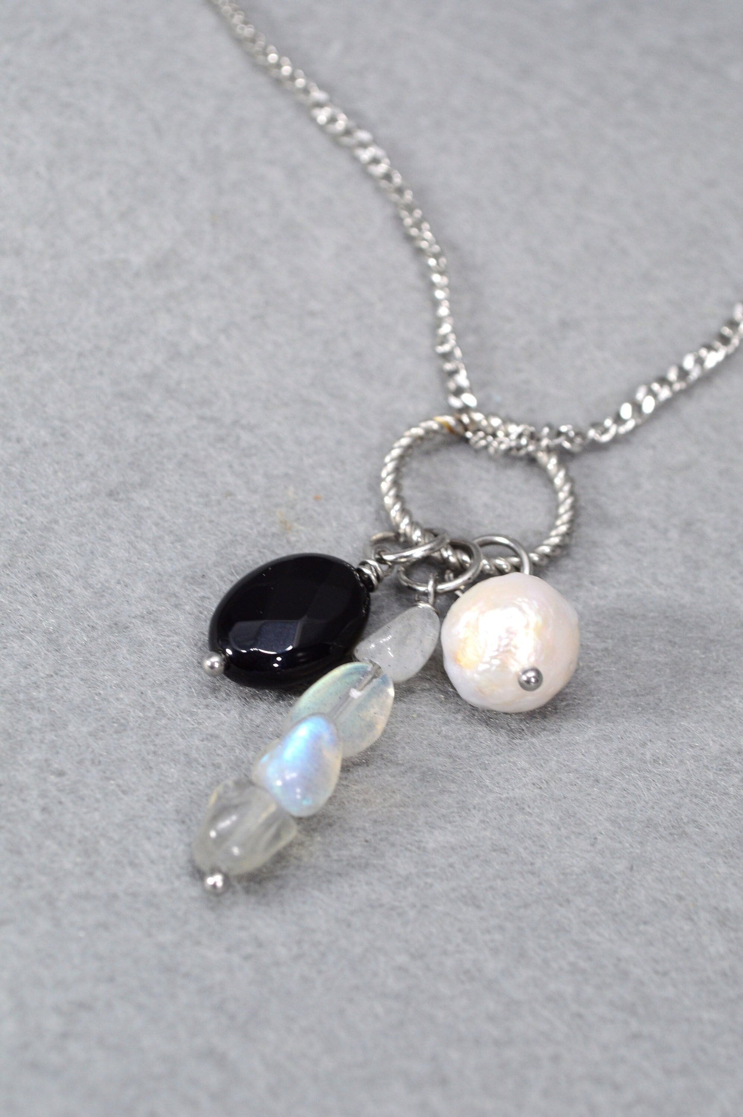 Pearl, labradorite and onyx necklace. Boho-chic styles .Labradorite and Onyx's impact on zodiac signs: Pisces, Scorpio, Leo, Cancer.