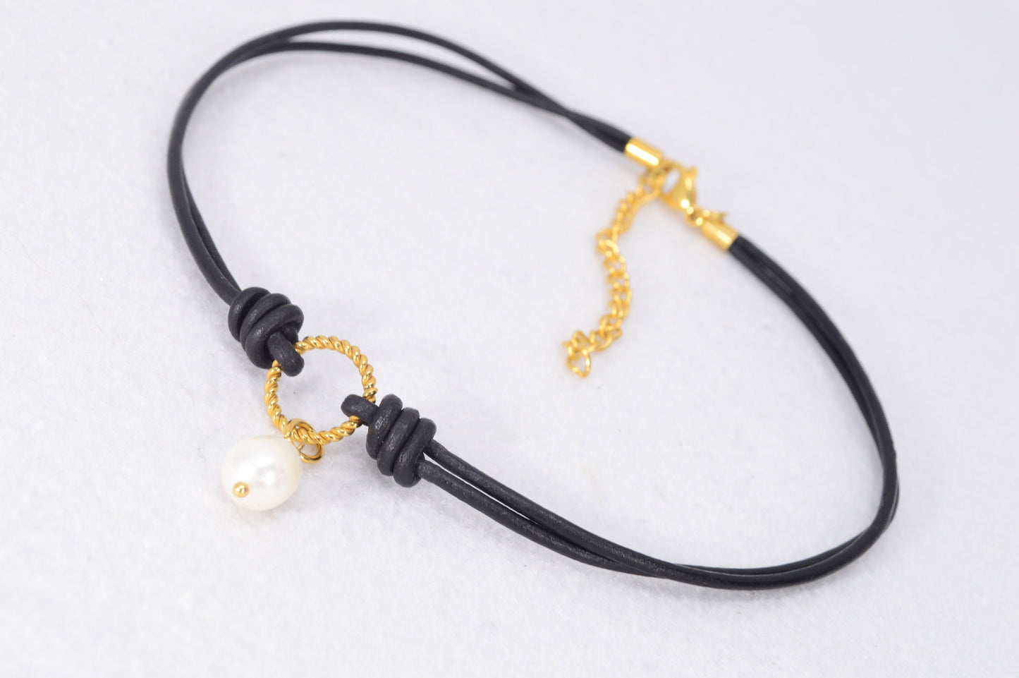 Minimalist Leather Choker with Freshwater Pearl – A Modern Classic in Silver and Gold, Estibela design, 33 cm - 13 in.