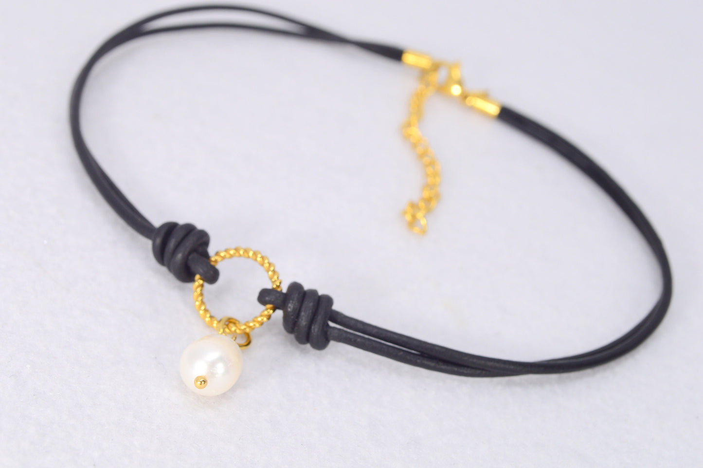 Minimalist Leather Choker with Freshwater Pearl – A Modern Classic in Silver and Gold, Estibela design, 33 cm - 13 in.