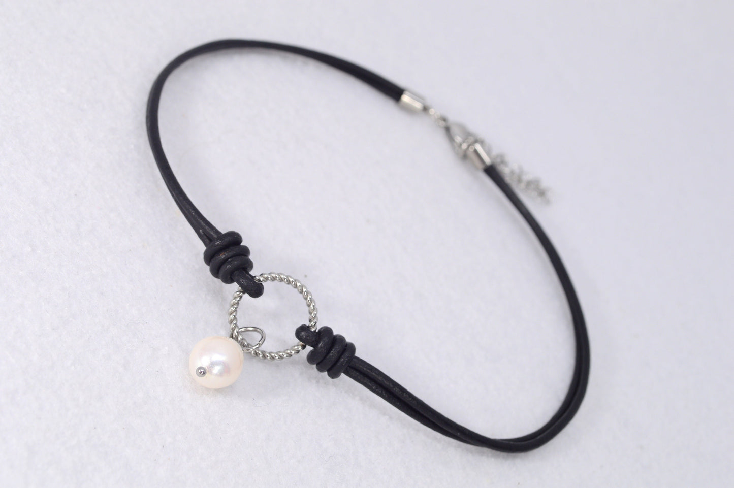 Minimalist Leather Choker with Freshwater Pearl – A Modern Classic in Silver and Gold, Estibela design, 33 cm - 13 in.