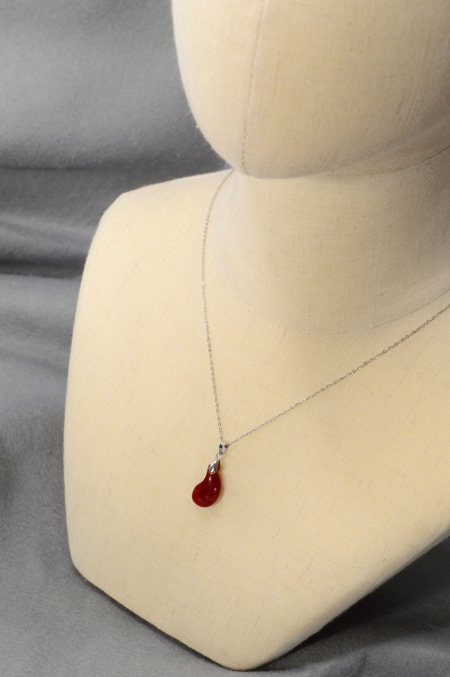 Onyx or carnelian tear-shaped pendant. Drop-shaped pendant. Teardrop stone steel chain necklace. Estibela design. 2cm - 0,8"