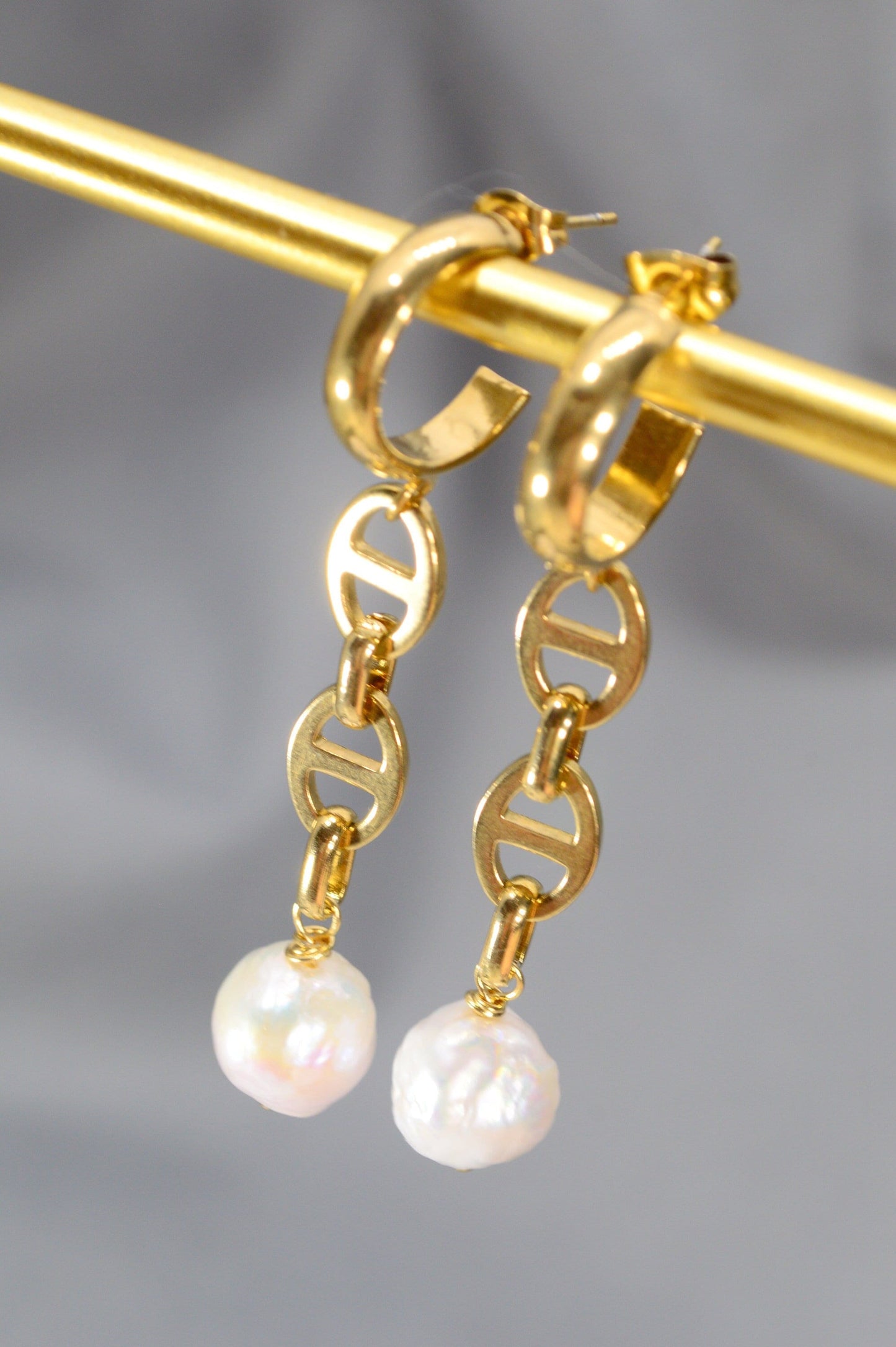 Baroque freshwater pearl earrings with unique Pig Snout Oval Chain Link. Gold stainless steel dangle earrings. Estibela. 6cm - 2.2"