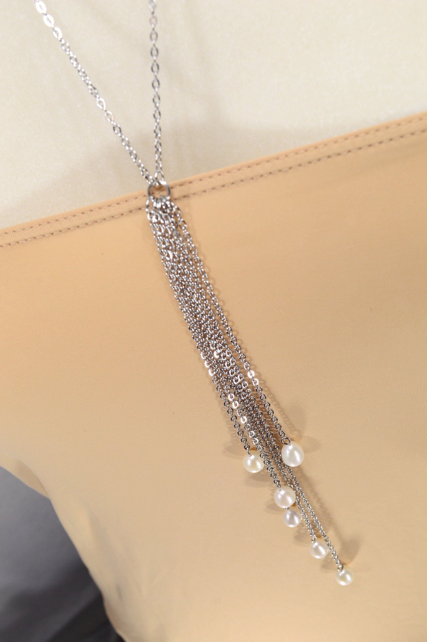 NEW *** Elegant pearl necklace for modern women who value individuality and style, perfect for elevating any outfit with its unique charm.