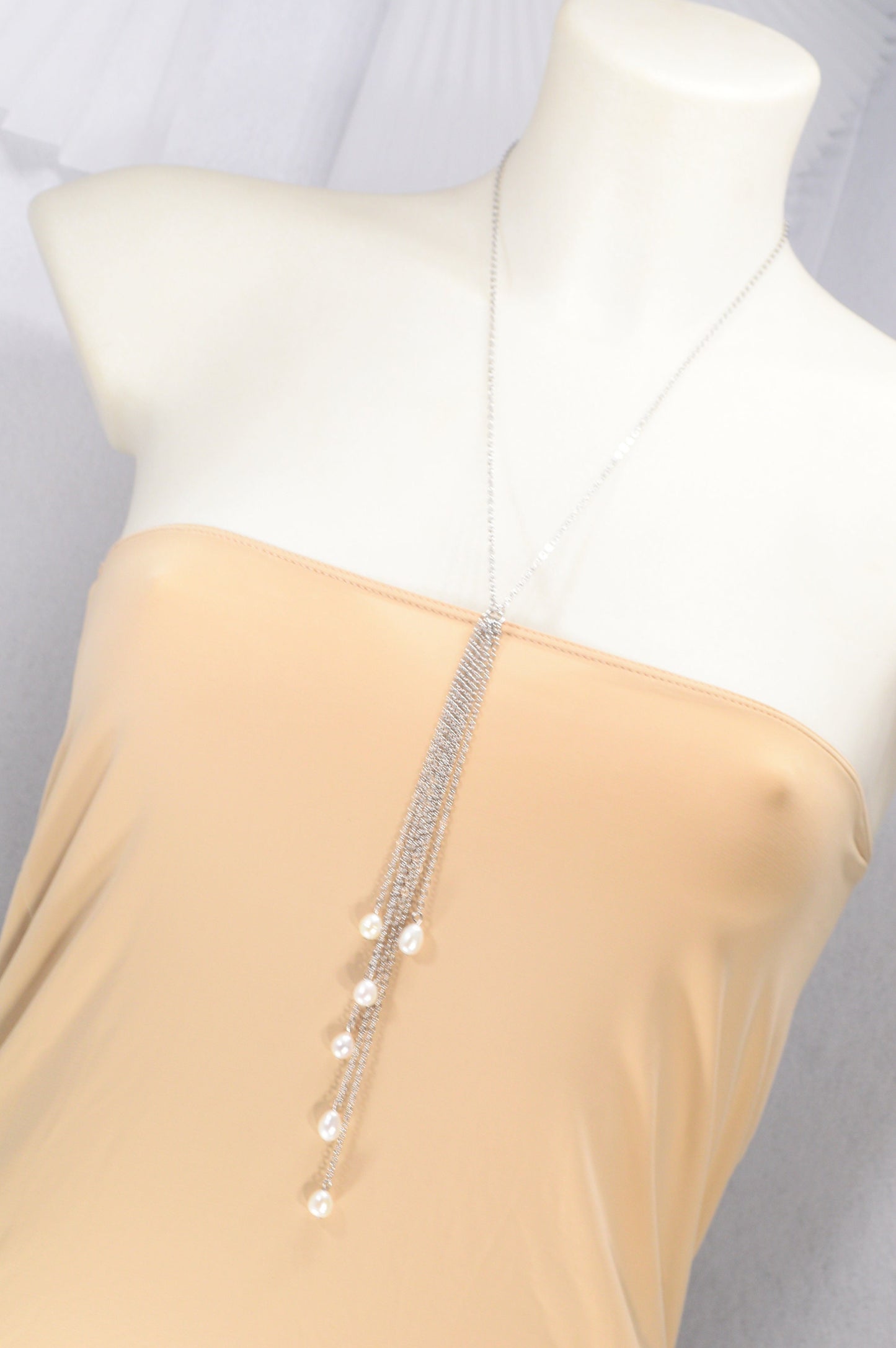 NEW *** Elegant pearl necklace for modern women who value individuality and style, perfect for elevating any outfit with its unique charm.