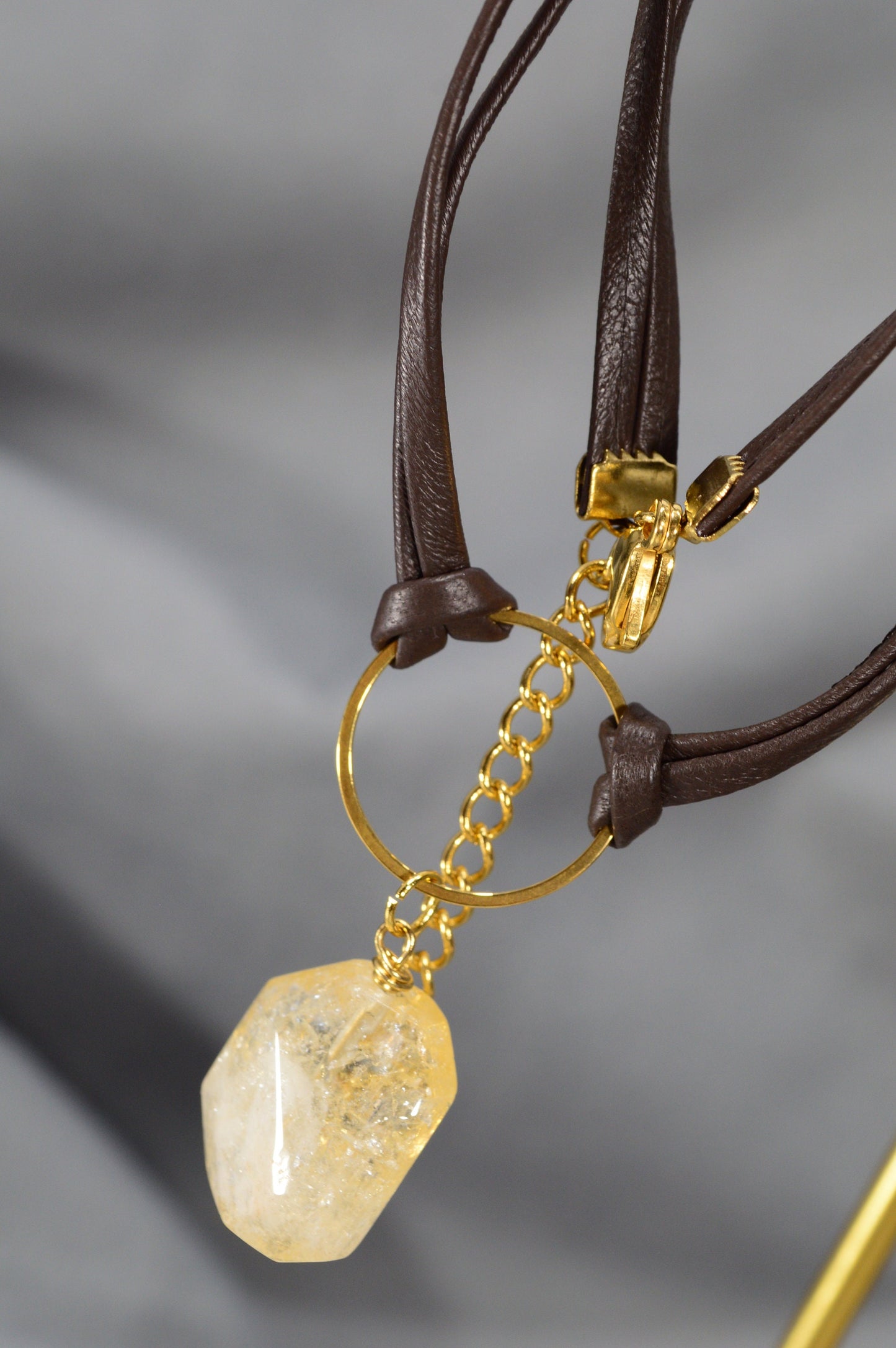 Unique Bold Yellow Stone Choker in Genuine Leather – Boho Retro Style for Everyday Elegance, Perfect as a Gift. Estibela design.