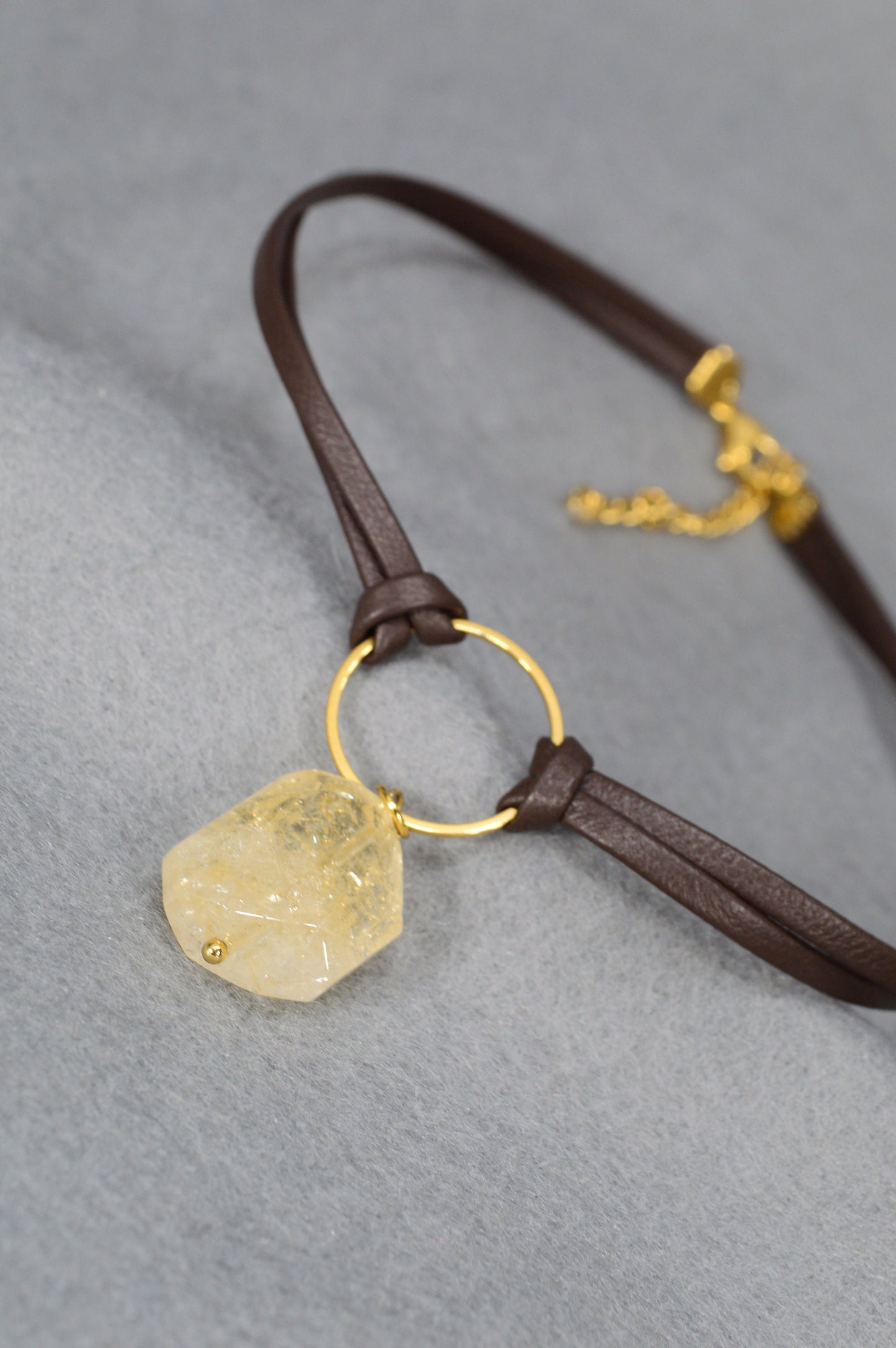 Unique Bold Yellow Stone Choker in Genuine Leather – Boho Retro Style for Everyday Elegance, Perfect as a Gift. Estibela design.