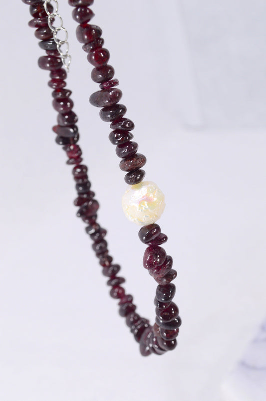 Garnet and stainless steel necklace with white baroque pearl, unique artisanal design perfect for elegant evening wear outings.