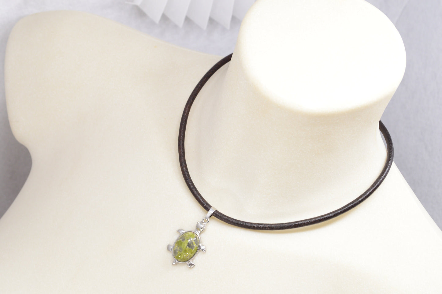 Estibela necklace with turtle pendant and Unakite stone. Natural brown leather choker. Boho hippie design.