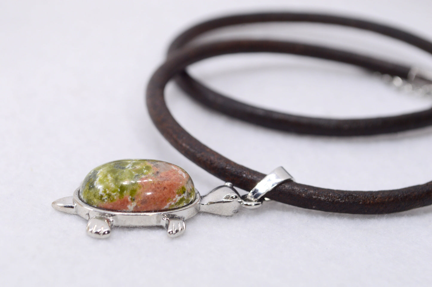 Estibela necklace with turtle pendant and Unakite stone. Natural brown leather choker. Boho hippie design.