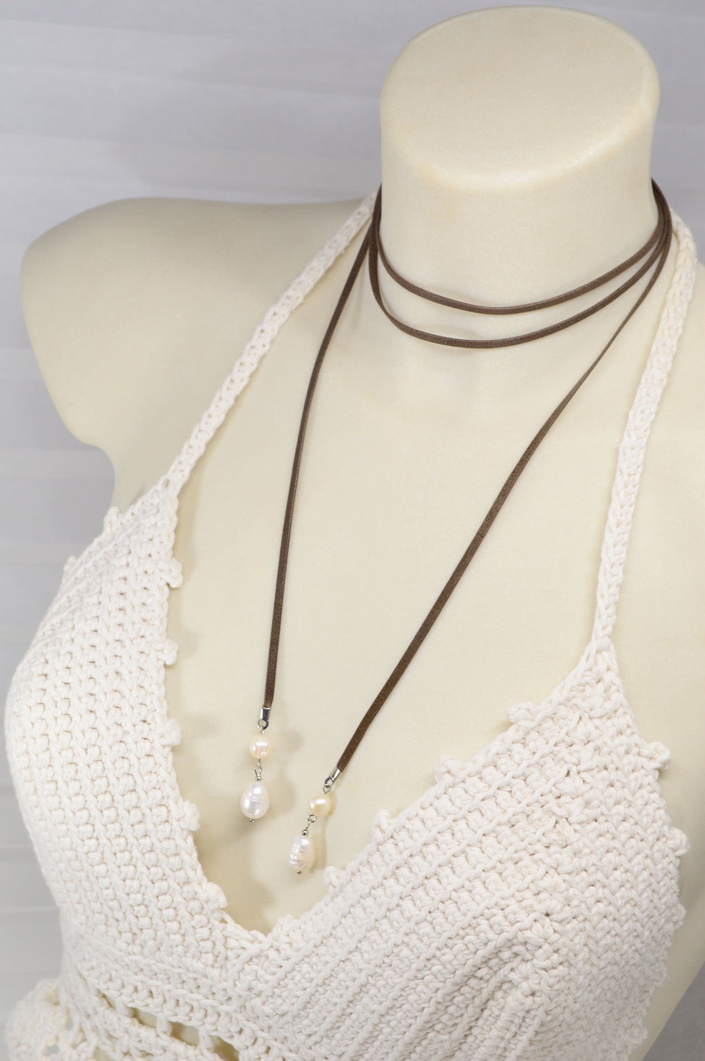 NEW *** Elegant and sexy leather choker with freshwater pearls, a unique jewelry piece for creating trendy and bold looks. About 120cm - 47"