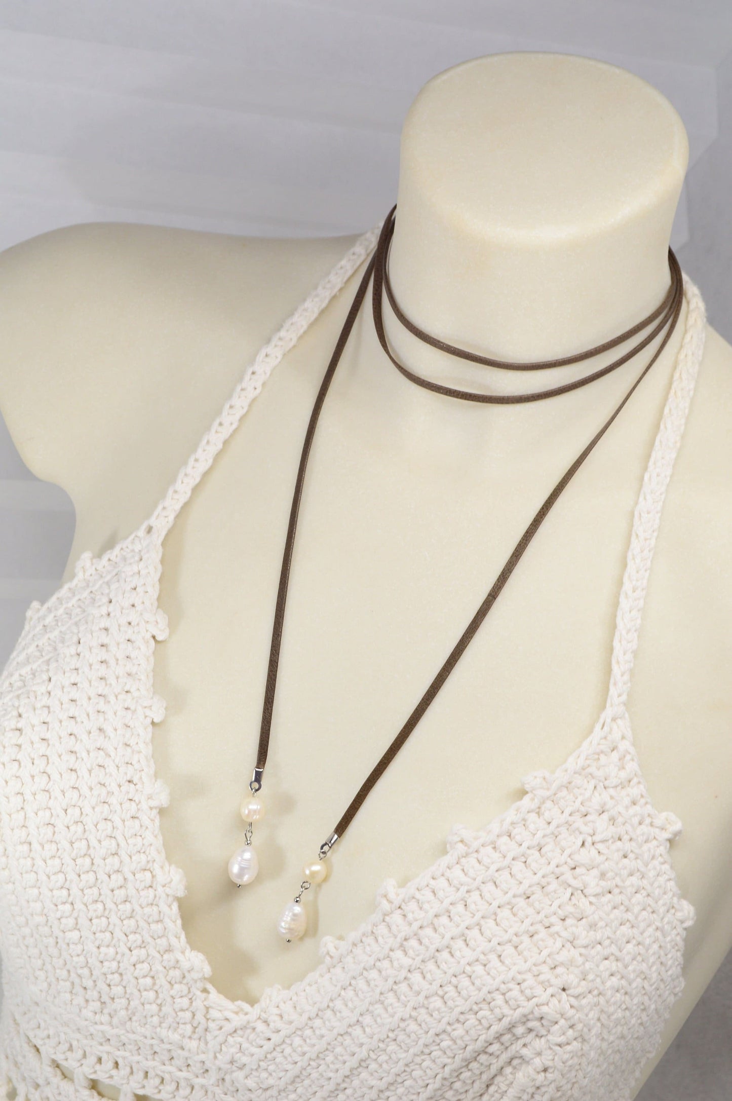 NEW *** Elegant and sexy leather choker with freshwater pearls, a unique jewelry piece for creating trendy and bold looks. About 120cm - 47"