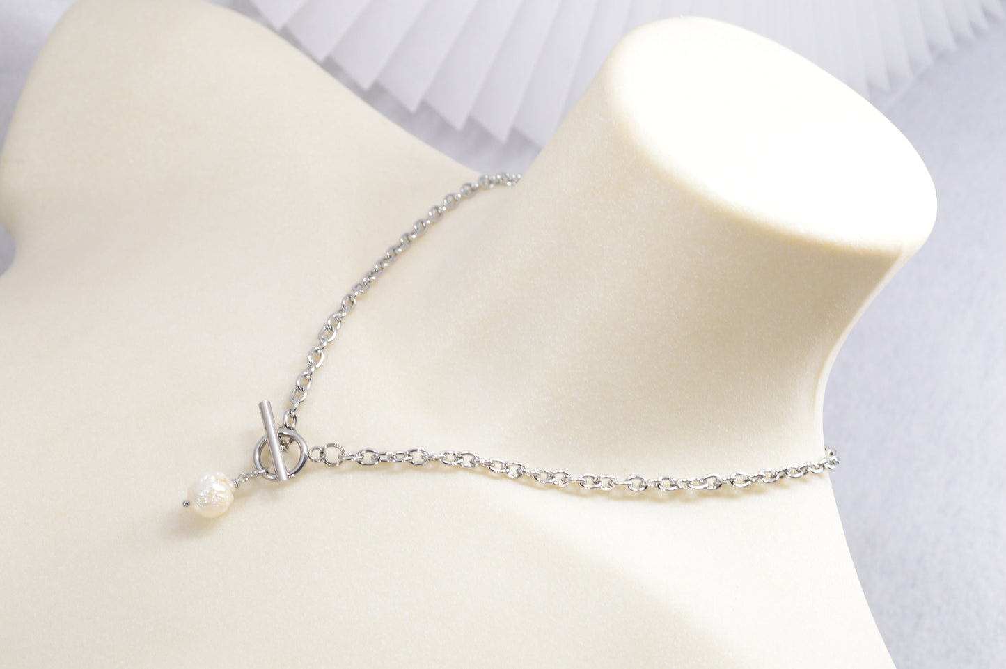 Single Pearl Elegance Statement Necklace with Baroque Charm and Stainless Steel Link Chain. Pearl Choker. Estibela design.