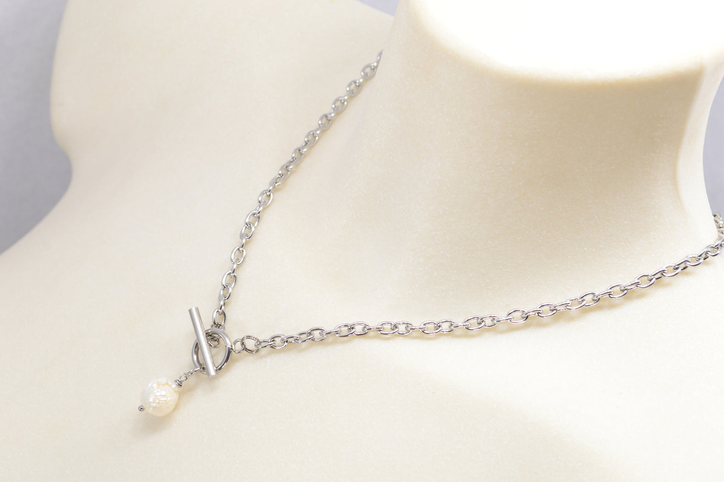 Single Pearl Elegance Statement Necklace with Baroque Charm and Stainless Steel Link Chain. Pearl Choker. Estibela design.