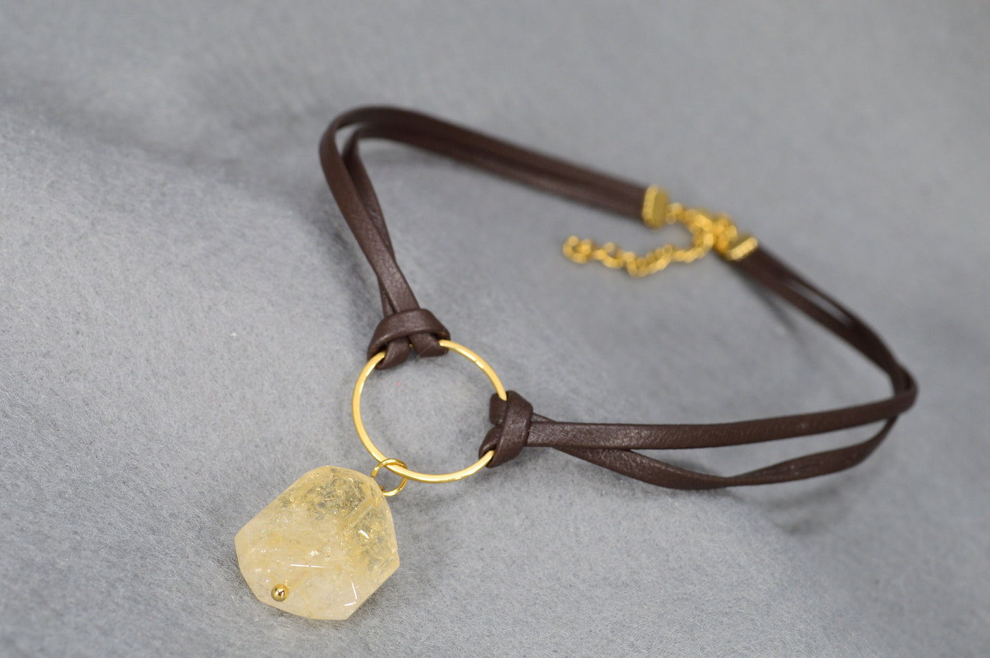 Unique Bold Yellow Stone Choker in Genuine Leather – Boho Retro Style for Everyday Elegance, Perfect as a Gift. Estibela design.