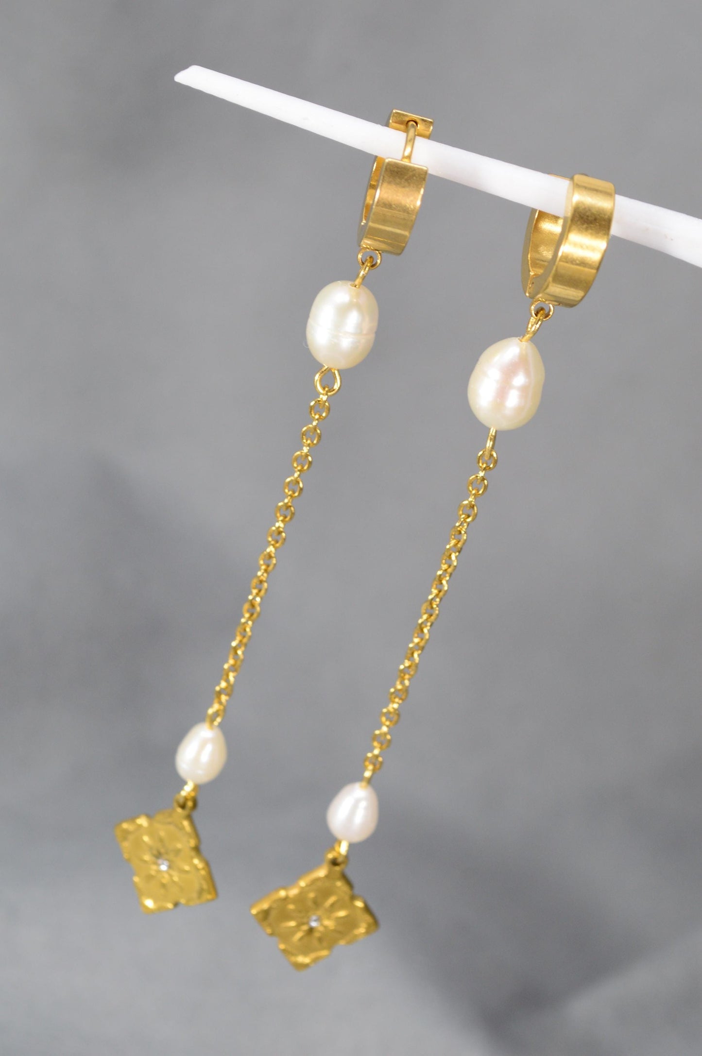 NEW *** Elegant Long Dangle Earrings with Freshwater Pearls & Gold Stainless Steel Charms, Sophisticated Jewelry by Estibela. 9.5cm - 3.5"