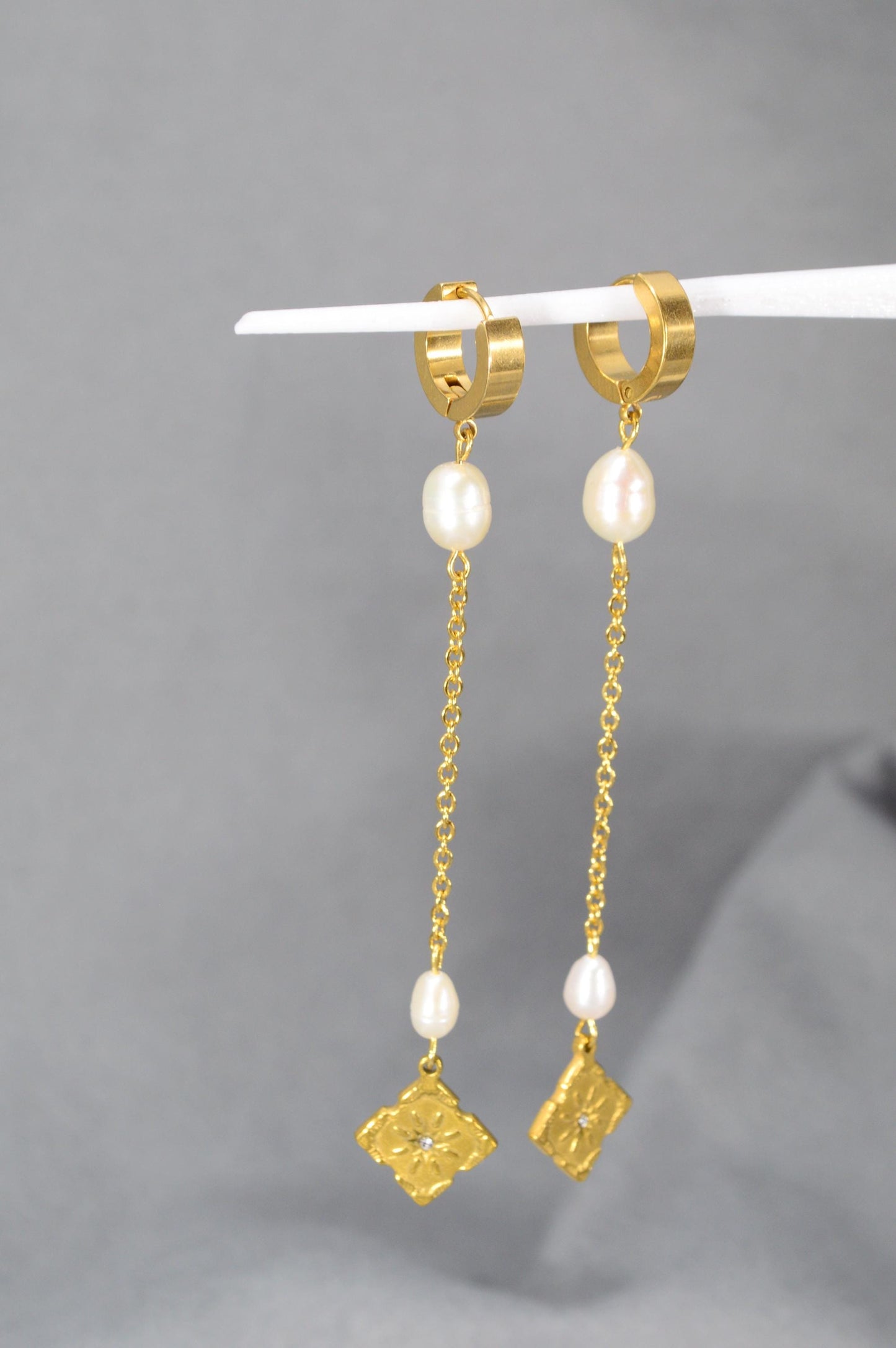 NEW *** Elegant Long Dangle Earrings with Freshwater Pearls & Gold Stainless Steel Charms, Sophisticated Jewelry by Estibela. 9.5cm - 3.5"