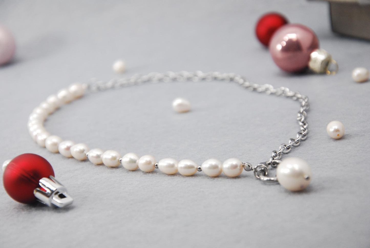 Freshwater Pearl & Stainless Steel Chain Necklace with a Bold Central Pearl.