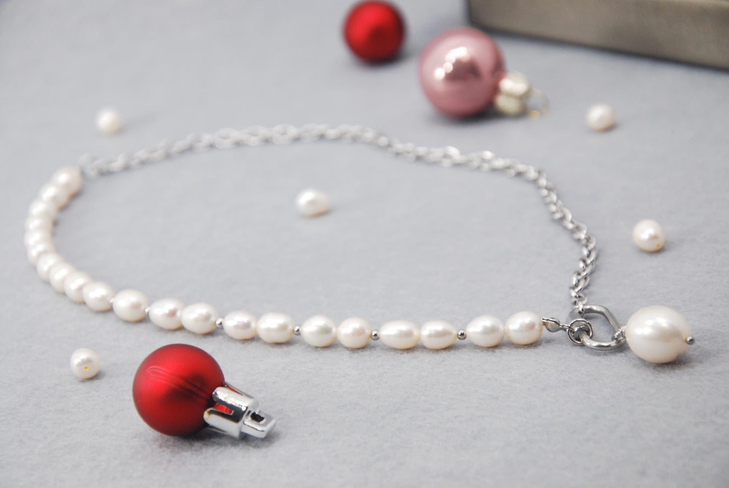 Freshwater Pearl & Stainless Steel Chain Necklace with a Bold Central Pearl.