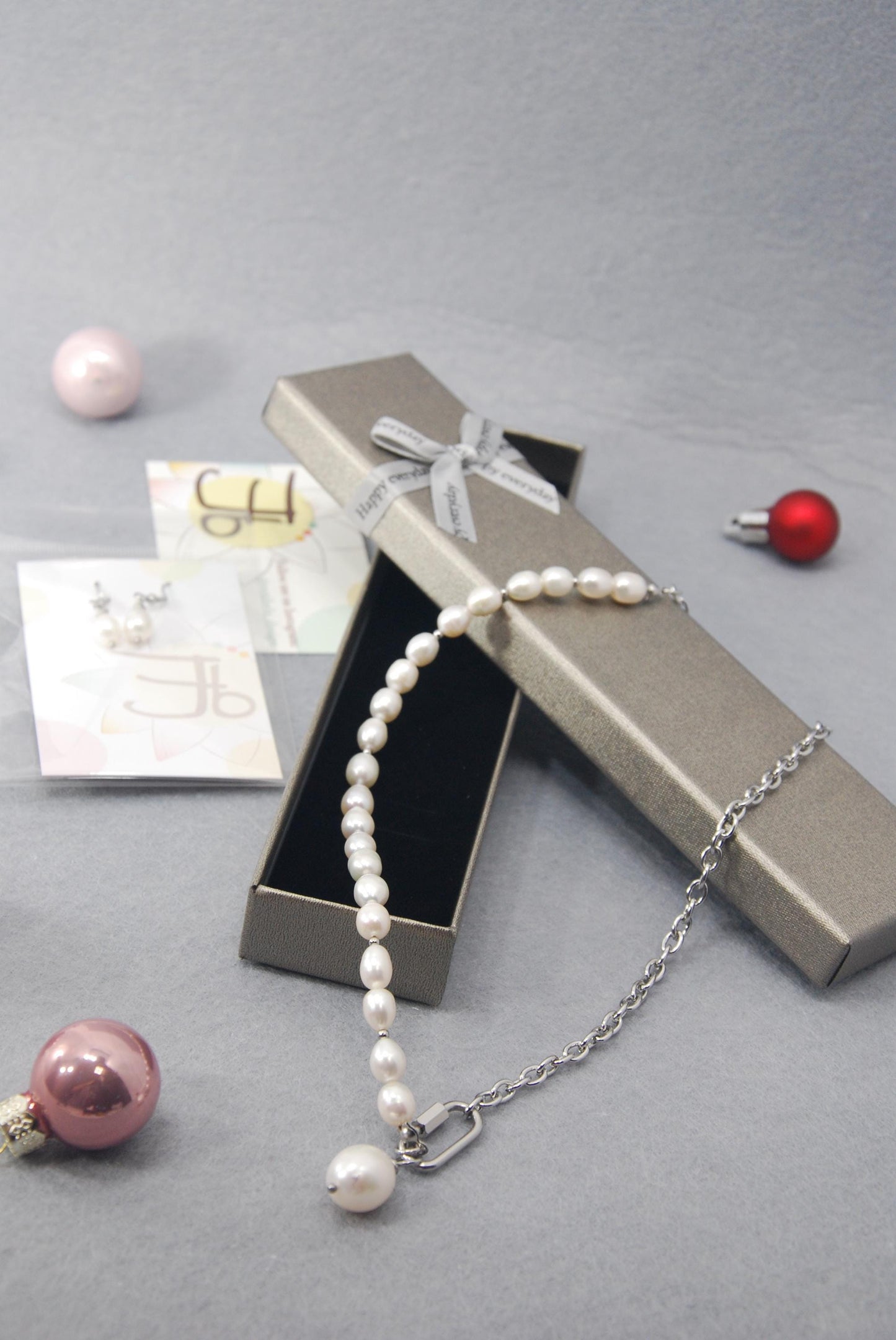 Freshwater Pearl & Stainless Steel Chain Necklace with a Bold Central Pearl.