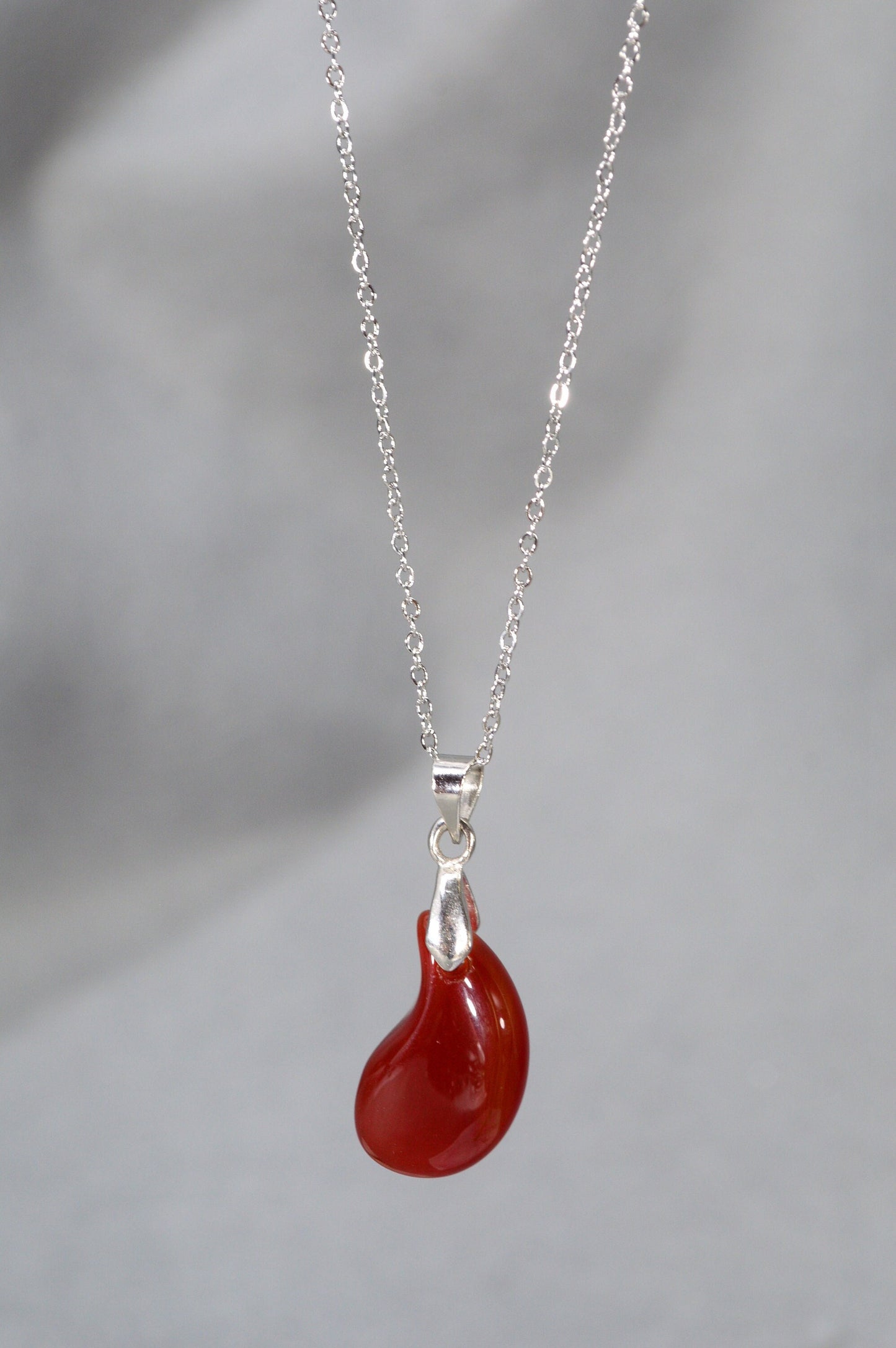 Onyx or carnelian tear-shaped pendant. Drop-shaped pendant. Teardrop stone. 2cm - 0,8"