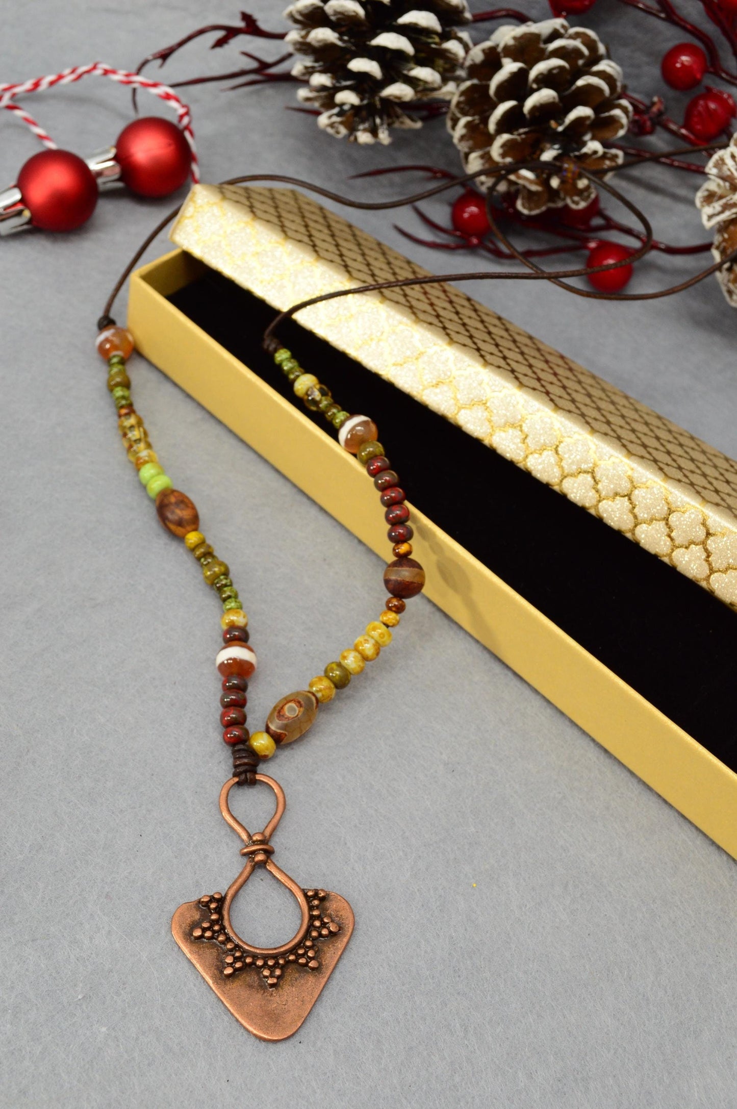 Exquisite Genuine Leather Necklace with Tibetan Agate Dzi Beads: A Unique Gift for Style and Luxury.