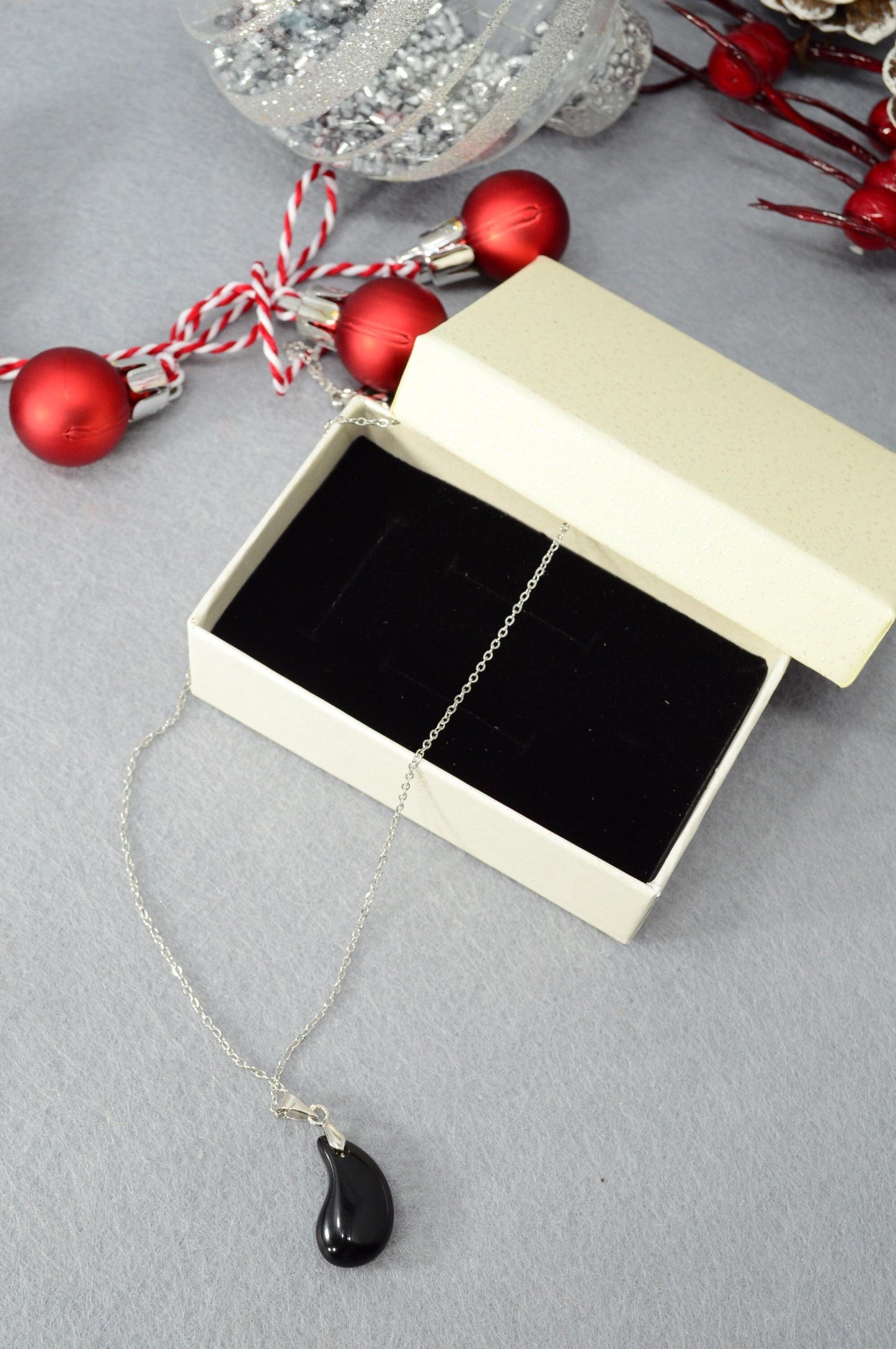 Onyx or carnelian tear-shaped pendant. Drop-shaped pendant. Teardrop stone. 2cm - 0,8"