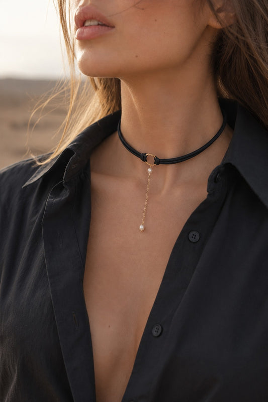 Gargantilla de cuero marrón oscuro con cadena dorada y perlas de agua dulce | joyería boho gótica única
