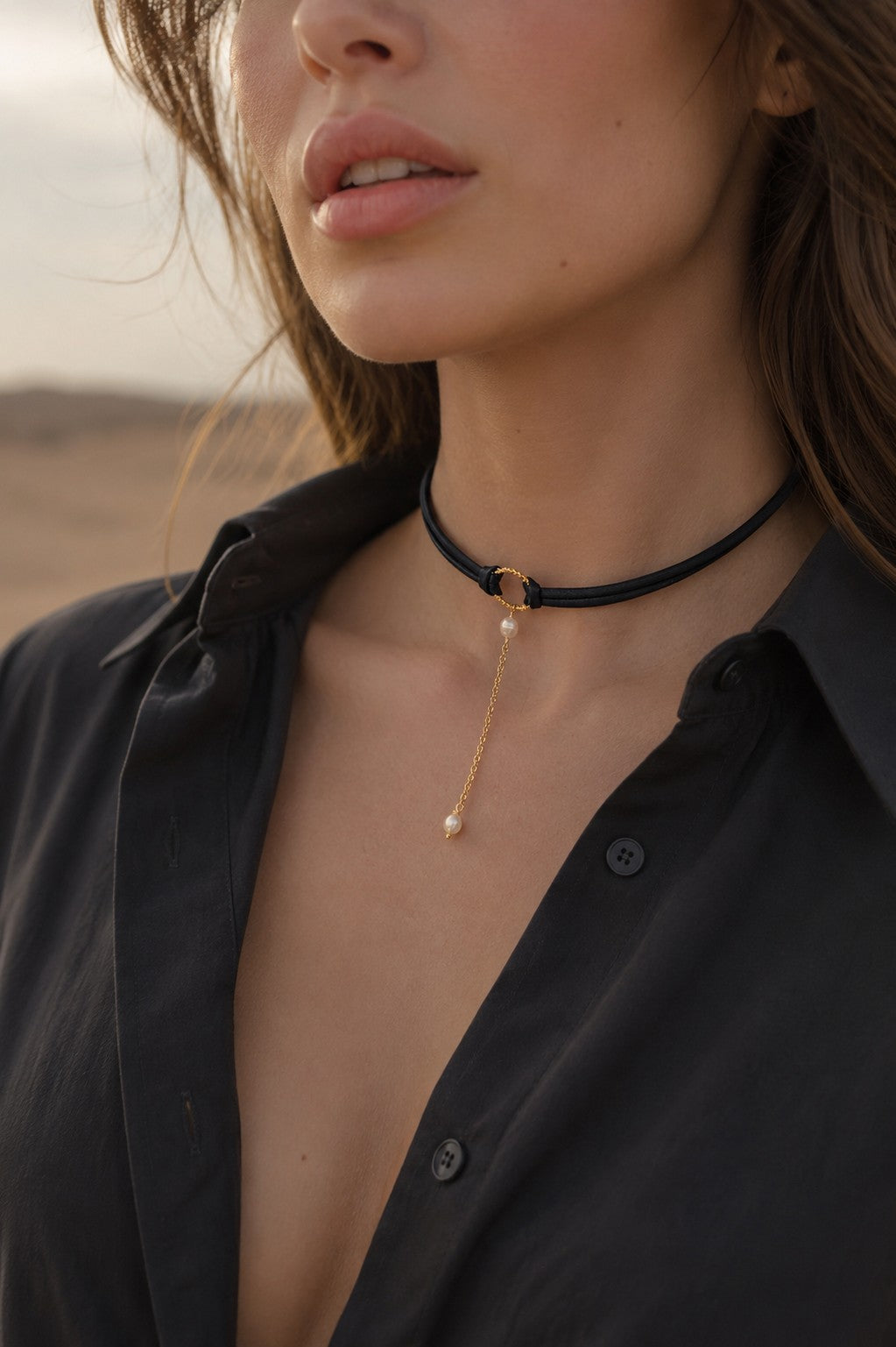 Ras-du-Cou en Cuir Marron Foncé avec Chaîne Dorée et Perles d’Eau Douce | Bijou Bohème Gothique Unique
