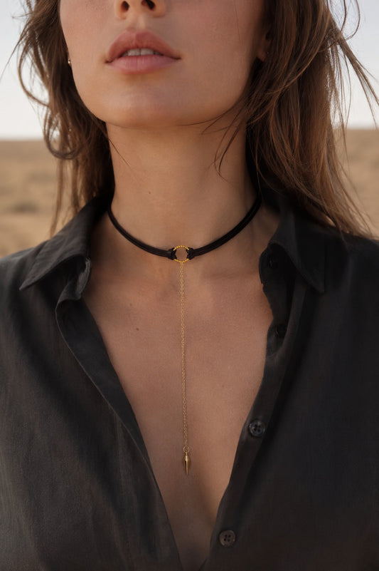 Gargantilla boho atrevida | collar de cuero marrón oscuro con colgante dorado
