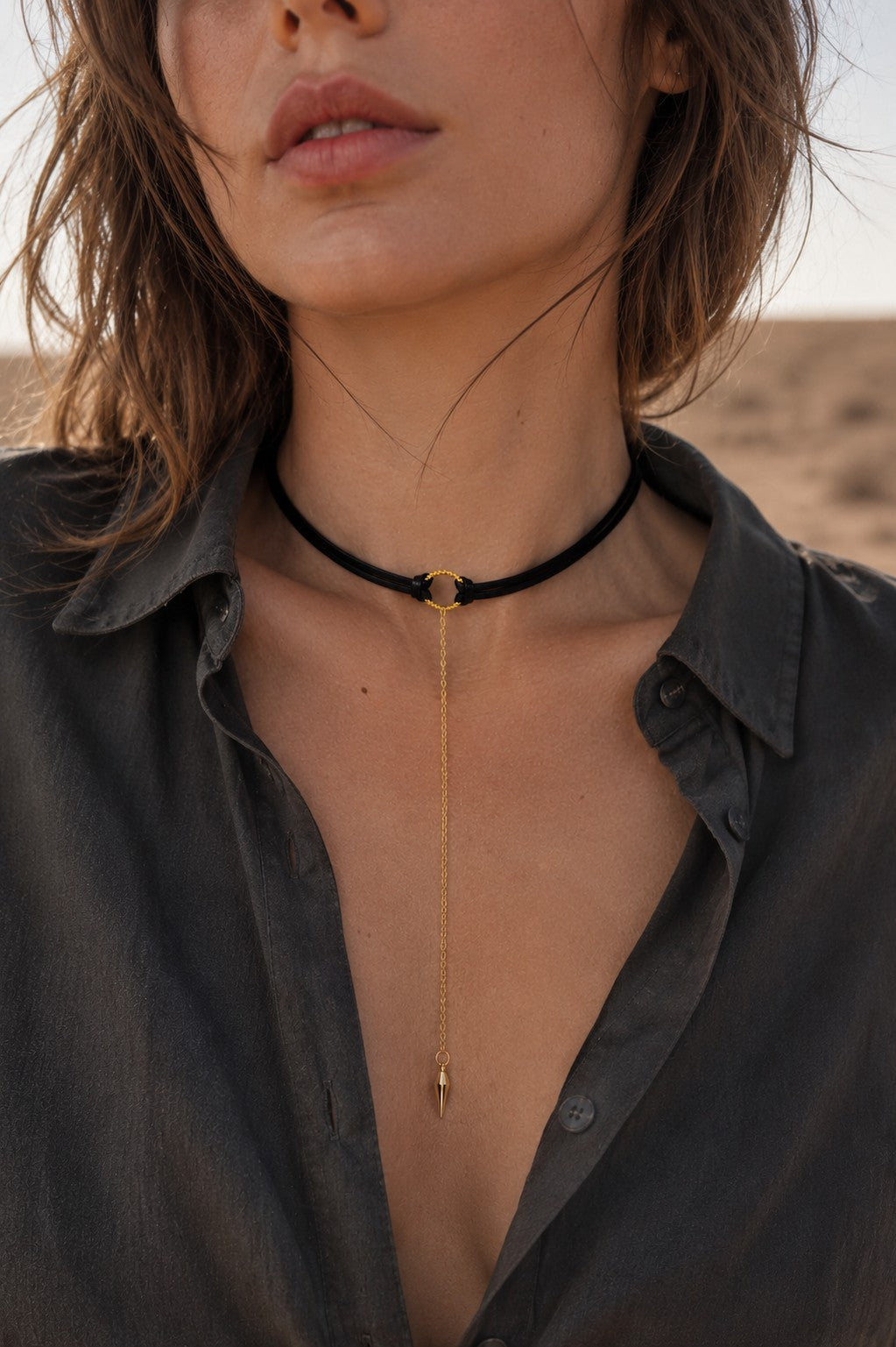 Collier Ras-du-Cou Bohème Audacieux | Cuir Marron Foncé avec Pendentif Doré Suspendu
