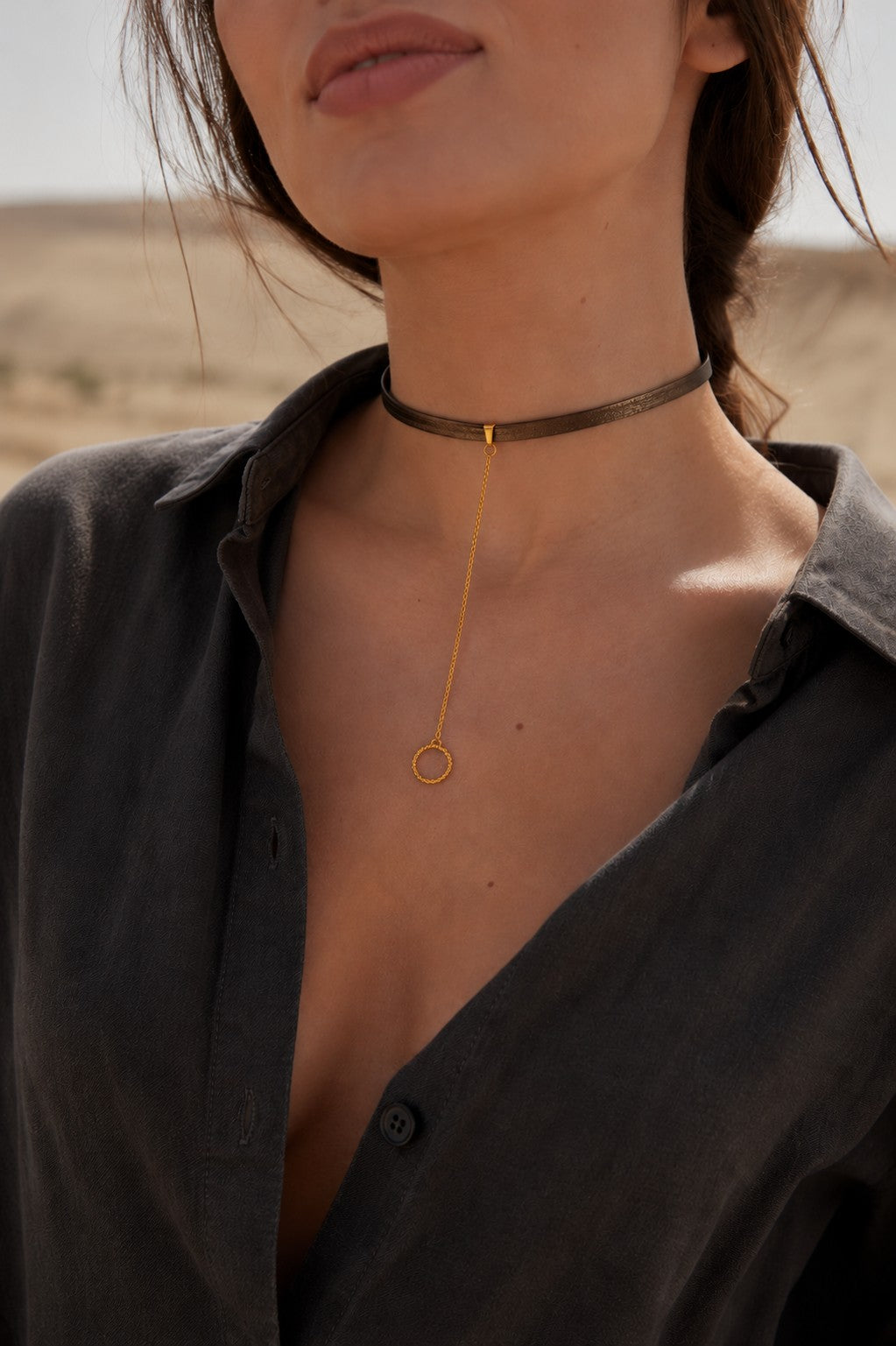 Collier Ras-du-Cou Bohème Chic en Cuir avec Pendentif Cercle Doré | Collier Statement pour Festivals
