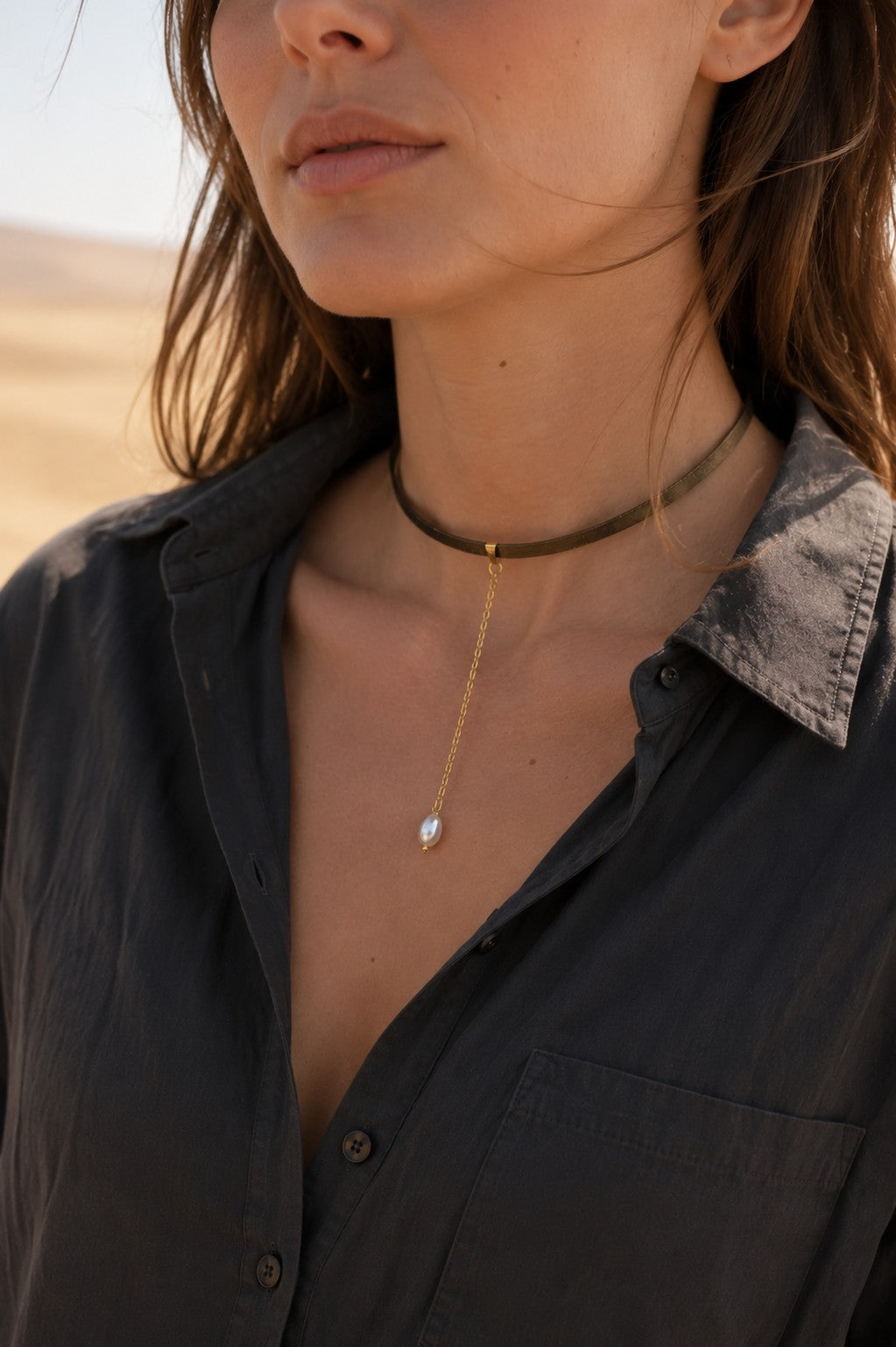 Collier Ras-du-Cou avec Chaîne Dorée et Goutte de Perle – Cordon en Cuir | Choker Y Minimaliste Moderne | Bijou Statement pour Femmes
