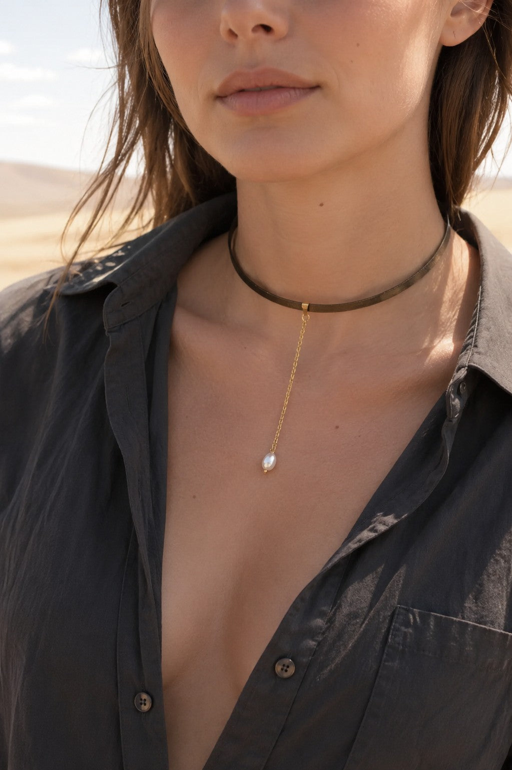 Collier Ras-du-Cou avec Chaîne Dorée et Goutte de Perle – Cordon en Cuir | Choker Y Minimaliste Moderne | Bijou Statement pour Femmes
