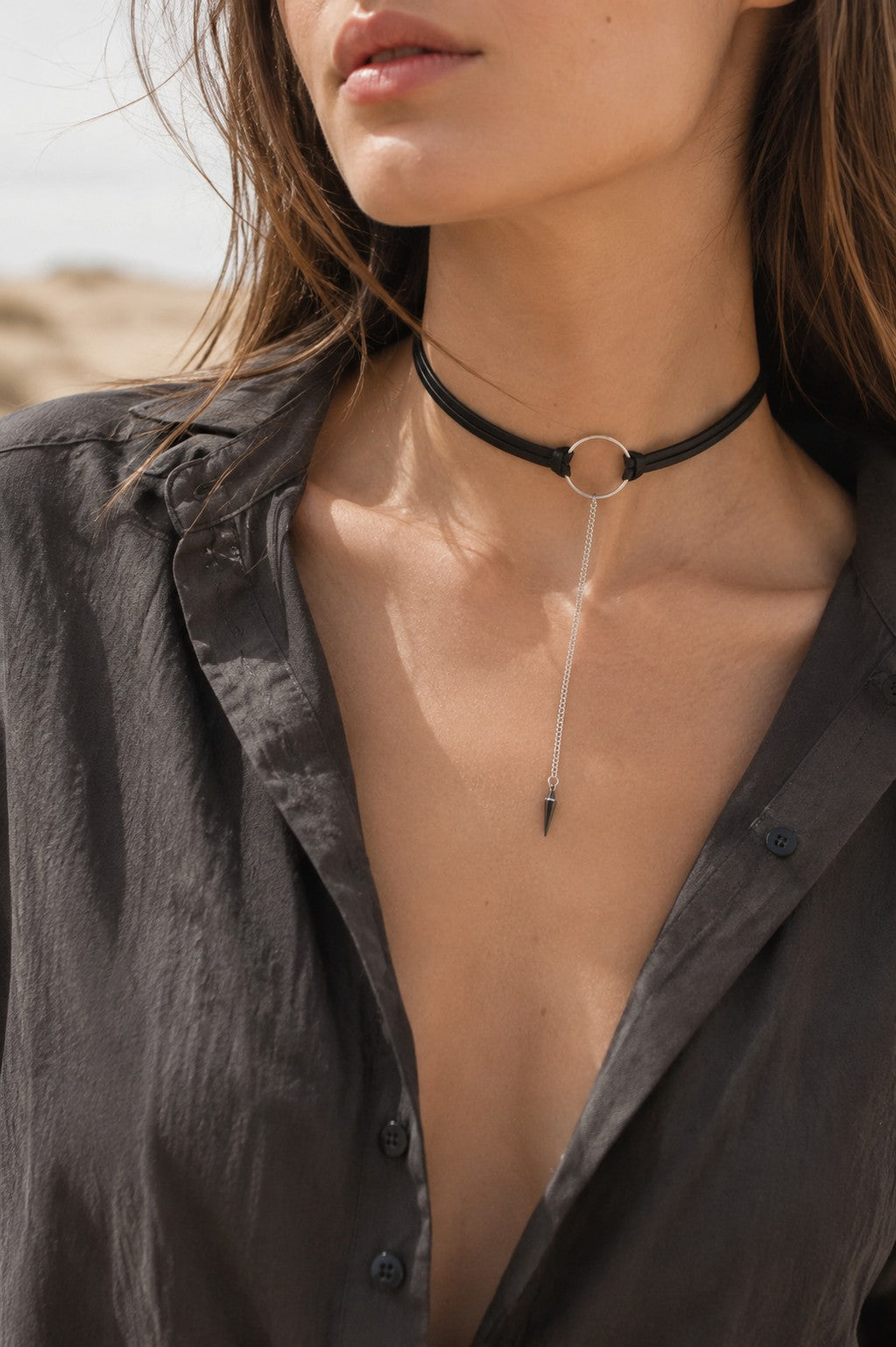 Ras-du-Cou avec Pendentif Cercle et Piques – Collier Bohème Punk Audacieux

